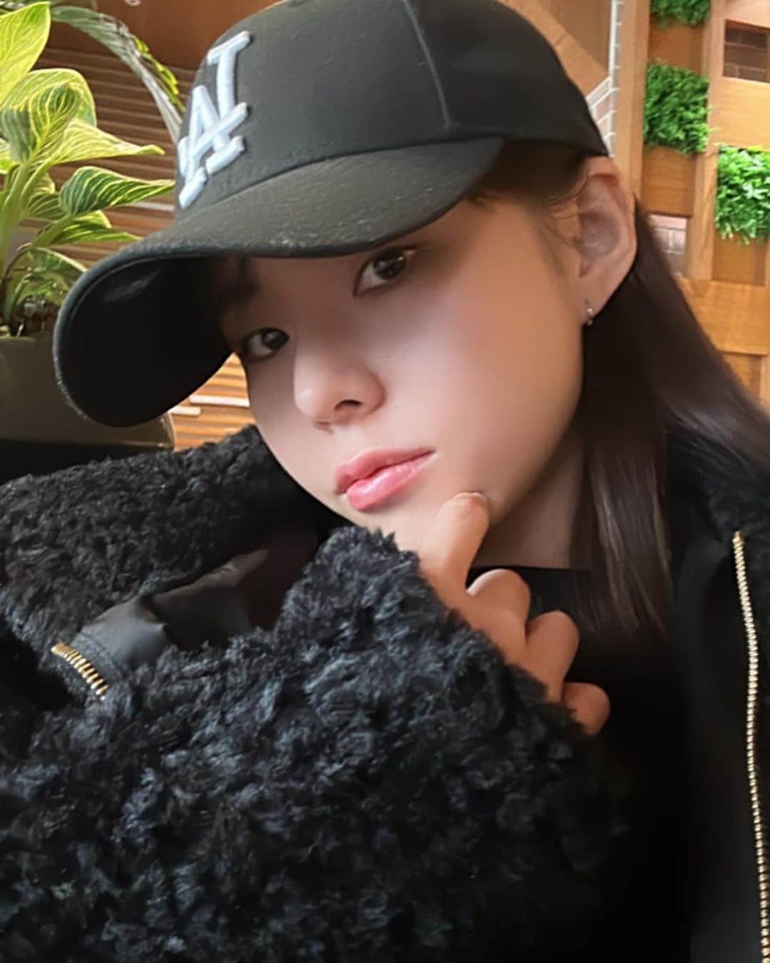 雛野ぽぽのインスタグラム：「寒くなってきましたね くっつくとあったかいらしいよ？」