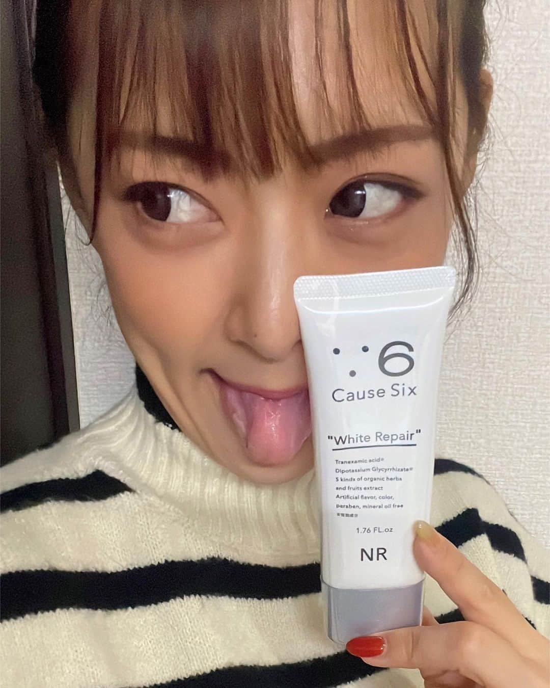 みかんさんのインスタグラム写真 - (みかんInstagram)「最近は舌を出してないと 落ち着かないんでしょうか？(笑) そんな事はどーでもよし子ちゃんで、、、 今の時期が一番、紫外線ヤバいよね💦 私はとにかくこの万能なクリーム✨ @causesix_official ホワイトリペアで めちゃケアしてます🩷 オールインワンなのが凄くいい👍 中はと言うと8役のお仕事をしてくれるんです✨ 化粧水、乳液、美容液、クリーム、化粧下地 アイクリーム、マッサージクリーム、ナイトパック ズボラな私にはピッタリすぎて愛用しまくってます🍊 特に化粧下地は寄れにくいので何度も ファンデでお直しする必要なし👌 是非、みんなもマネしてみてね❤️ 詳しくはCausesixのアーカイブでもご覧になれます✨  #causesix_official  #オールインワン #コーズシックス #クリスマスプレゼント #紫外線要注意 #化粧水 #乳液 #美容液 #クリーム #アイクリーム #マッサージクリーム #化粧下地 #ナイトパック #イメージモデル #ものまねみかん #オネェージャー #シミ #シワ #ちりめんジワ」11月12日 19時18分 - mikan02241984