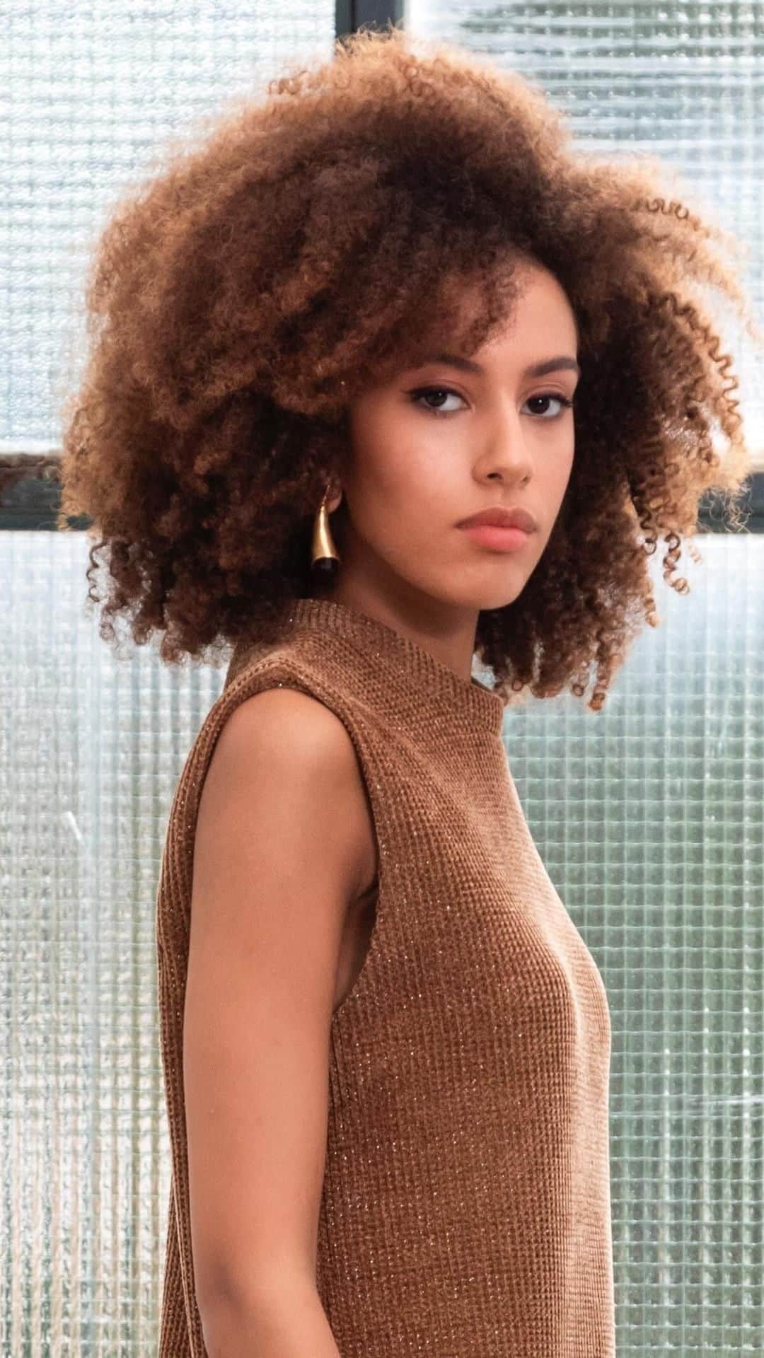 コンパニーアイタリアーナのインスタグラム：「Un colore tre look. Scopri la selezione dei best outfit della settimana nelle boutique:  Via Del Tritone, 92 - Roma  Via Cola Di Rienzo, 131 - Roma  Via Nazionale, 234 - Roma  Via Frattina, 34/A - Roma Viale Libia, 17 - Roma Via Salaria, 12/14 - Roma  Piazza Regina Margherita, 23/24 - Roma  Via Luigi Settembrini, 36 - Roma Corso Porta Borsari, 32B - Verona  Head Quarter   Via Montorio Romano, 36 - Roma  #compagniaitaliana #fallwinter #newcollection #fw23 #madeinitaly #fashion #madeforwoman #mood #dress #contemporary #wintermood #chic #elegant #skirt #coat」