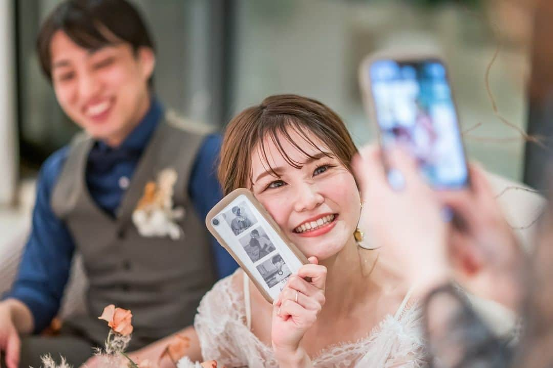 ラバンクドロアのインスタグラム：「* * ご新婦さまをパシャリ📸 * おふたりとゲストのみなさまとの距離が 近いからこそ!! いつでもメインテーブルに遊びに行けちゃいます♡ * ルシェルブラン表参道はお洒落な トレンドショップの中にひっそりと佇む1軒家🍃 森の中にすいこまれるような緑いっぱいの エントランスをくぐっておふたりの隠れ家へ… 貸し切りで過ごせるプライベート空間を 思いっきり楽しむ♪ 最高のおもてなしWeddingを叶える お手伝いをさせていただきます！ * * ▷ブライダルフェア Instagramプロフィール画面HPよりご予約可能です🌿 * * ルシェルブラン表参道 〒150-0001 東京都渋谷区神宮前5-17-22 * アクセス 明治神宮前駅より徒歩5分 表参道駅より徒歩6分 原宿駅より徒歩8分 * 複数駅利用可能でアクセス抜群！ キャットストリート沿いの貸切ウェディング♪ * * #lecielblanc #ルシェルブラン表参道  #ルシェルブラン #wedding  #weddingdress #flowers  #weddingphotography #bride  #結婚式 #花嫁 #ウェディングドレス  #表参道結婚式 #ゲストハウスウェディング  #フォトウェディング #ドレス選び #前撮り  #ウェディングフォト  #式場探し #ブライダルフェア #2023花嫁 #2024花嫁 #おしゃれ花嫁 #貸切ウェディング #ブーケ」