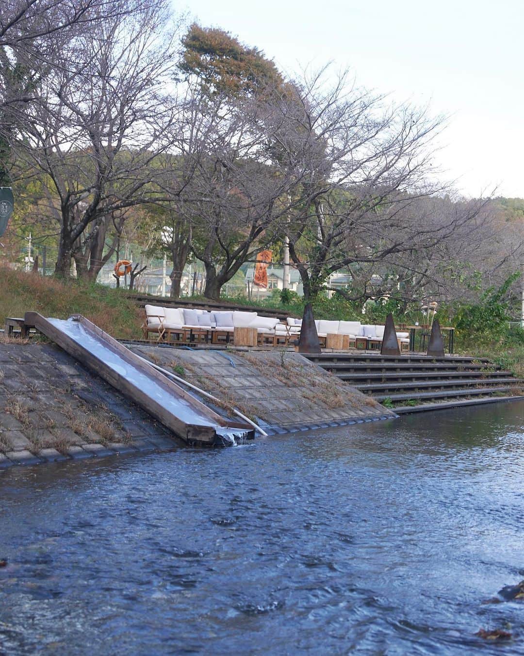早川実季さんのインスタグラム写真 - (早川実季Instagram)「サ活♨️ 埼玉のコモリバでグランピングしてきました🏕️ 日本では珍しいイグルーサウナ♡最高だった🥹❕水風呂の代わりに滑り台で降りて川にドボン🌿大自然に囲まれながらのインフィニティチェアでしっかり整いました🧖‍♀️🫧  ポンチョとサウナハットも貸してもらえるし、キャビンにトイレもお風呂もあって快適に過ごせました🪄🫶🏻  ご飯も美味しいし、夜ピクニックや焚き火、ラウンジにも暖炉とかボードゲームもたくさんあってアクティビティ豊富で時間が足りなかった…❤️‍🔥  PR @tokitama_comoriver #ときたまひみつきちcomoriver #ときたまひみつきちコモリバ #コモリバ #関東グランピング #埼玉グランピング #焚き火体験 #アウトドアサウナ #サウナ女子 #水着」11月12日 19時30分 - hayakawa_miki