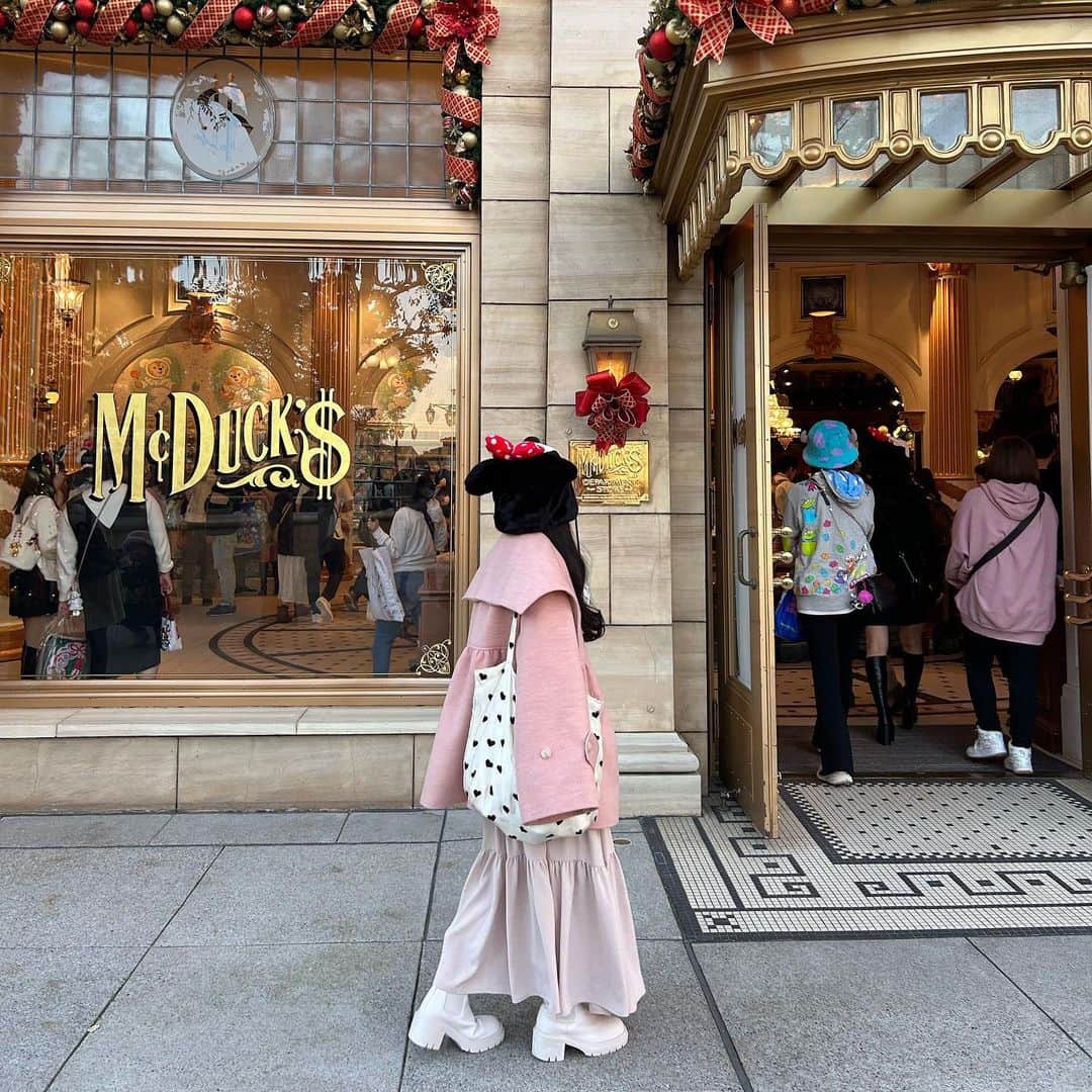 のインスタグラム：「︴𝑐ℎ𝑟𝑖𝑠𝑡𝑚𝑎𝑠 𝑑𝑖𝑠𝑛𝑒𝑦 , 𝑚𝑖𝑛𝑛𝑖𝑒 𝑐𝑜𝑜𝑟𝑑𝑖𝑛𝑎𝑡𝑒  色味がどすとらいくなピンクコーデ💭🩰🫶🏻 @umm.clair のコート着ていくのとっても楽しみにしてた୨୧ オーバーサイズでこの丈間は何にでも羽織れて最高なのよ  スカートはナチュラルなピンクベージュでピンクにはもちろん ベージュにもよれる色なのが推しポイント ⑅   ふわっと感も出る柔らかい素材で着回し抜群すぎて困る .. 💆🏻‍♀️🤍  🏷 outer : umm.claïr skirt : umm.claïr bag shopnikoniko boots : nice claup . . . #tokyodisneysea #disneysea #disney #ディズニーシー #クリスマスディズニー #ディズニーフォトスポット #秋コーデ #冬コーデ #低身長コーデ #ミニーコーデ #ピンクコーデ #シミラールックディズニー #ディズニーカチューシャ #umm #ummclair #ummclaïr #ウム #ウムクレール #モテコーデ #淡色コーデ #淡色」