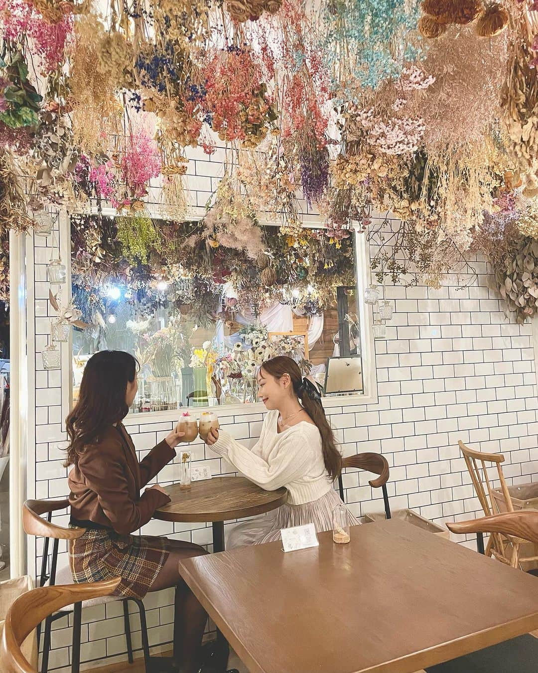 きいたんさんのインスタグラム写真 - (きいたんInstagram)「🌷🌿 ⁡ ⁡ 店内もスイーツもお花いっぱいで可愛すぎる🤍🤍🤍 📍@wef_sankakustore   ⁡ ⁡ ⁡ ⁡ ⁡ ⁡ ⁡ ⁡ ⁡ ⁡ ⁡ ⁡ ⁡ ⁡ ⁡ ⁡ ⁡ ⁡ ⁡#wefsankakustore  #ドライフラワーショップ #ドライフラワーカフェ #ドライフラワーのお店 #driedflower #ドライフラワー専門店 #お花のスイーツ #食べれるお花  #イイネ返し#instalike #カフェ部 #カフェ #カフェ好きな人それぞれと繋がりたい #カフェ巡り好きな人と繋がりたい #カフェ好き #カフェ巡り  #カフェ #大阪カフェ巡り #大阪カフェ部 #大阪カフェ好き #インスタグラマー #genic_sweets #良いね返し  #PR #サンカクストア #大阪市グルメ #大阪市カフェ #大阪ドーナツ #福島区ランチ #福島区カフェ」11月12日 19時23分 - k11_tan