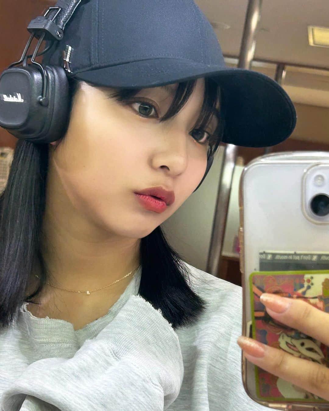 山之内すずのインスタグラム：「🧢🎧」