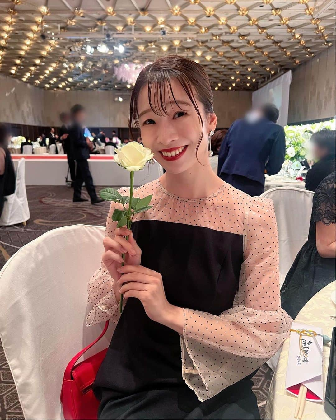 石井亜美のインスタグラム：「🌹  この週末は、小中高一緒だった親友の結婚式で大阪へ。  本当に素敵なウェディングで、 キラキラしていて本当に美しかった…！  結婚式コーディネートはこんな感じ！ ご質問を頂いたドレスは、CELFORDのものです🤍 こちらは今期のものではないですが、 CELFORDはオケージョンドレスも可愛くて、 よくチェックしている…🤤  Dress @celford_official  Jacket @tarajarmon_jp  Bag @soniarykiel ( @aura_paris_vintage ) Earrings @miumiu  Heels @jilsander   初めて関西での結婚式ということで、 ヘアセットはどうしよう〜と思っていたのですが、 仲良し @twins__keiko ちゃんの 双子の相方ちゃん @__minamino_ にお願いしました🤍 とっても素敵に仕上げて頂いた…🥺✨ 天満にある @sem_salon_osaka にいらっしゃいますので 大阪あみ民さんはぜひに！  そして最終日の今日は、@billboardlive_osaka で 望海さんのコンサートという幸せMAXな週末になりました〜〜！！😮‍💨 @nozomifuto_official   大阪のbillboard LIVEは初めてでしたが、 素敵な空間に極上の音楽… 多分私は、とろけて席に染み込んでいた(え  おかげさまで心がHappyでフル満タン〜〜っ！ 東京に帰ってもまた頑張ろうっっ🔥  #weddingday #celford  #結婚式コーデ  #結婚式ヘアアレンジ #お呼ばれヘア #お呼ばれコーデ」