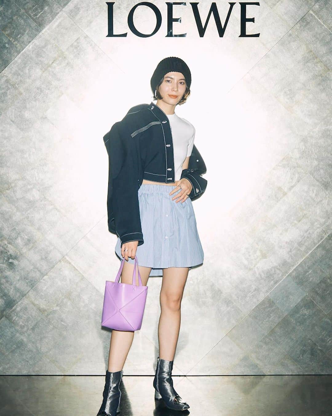WWDジャパンさんのインスタグラム写真 - (WWDジャパンInstagram)「イベント・スナップ：「ロエベ」のクラブイベントに約700人　夜をスパークさせる装いに注目  「ロエベ（LOEWE）」は表参道に構える店舗、カサロエベ表参道のオープンを記念したイベントを11月9日に行なった。同日、そのアフターパーティーを東京・渋谷のTK ナイトクラブで開催し、ブランドにゆかりのあるゲストを含む約700人が集った。  会場はShotaro AoyamaとNAGAN SERVER、Groovy room、Xingxing、DJ SMMTらのDJパフォーマンスにより明け方まで賑わった。ロゴを掲げたフォトウォールの前で、仲間たちと記念撮影を楽しむ来場者の姿もあった。  全画像は @wwd_jp プロフィールのリンクから  PHOTO：KAZUSHI TOYOTA  #LOEWE#ロエベ#TSUBAKILL#イベントスナップ#ファッションスナップ#fashionsnap#fashionphotography」11月12日 19時27分 - wwd_jp