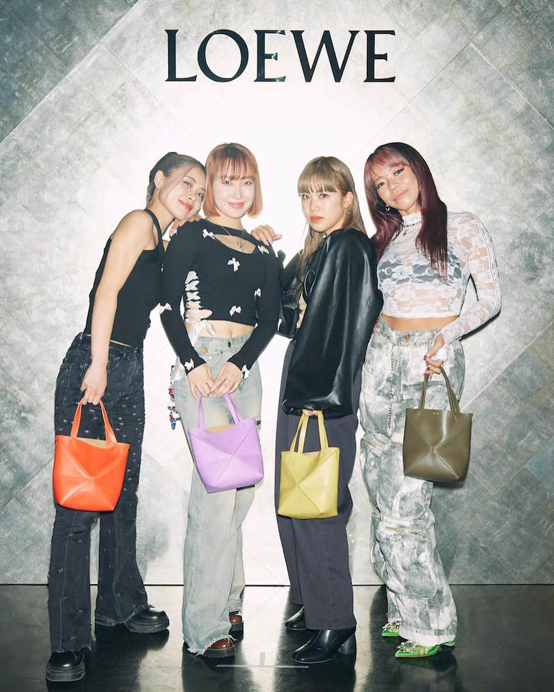 WWDジャパンさんのインスタグラム写真 - (WWDジャパンInstagram)「イベント・スナップ：「ロエベ」のクラブイベントに約700人　夜をスパークさせる装いに注目  「ロエベ（LOEWE）」は表参道に構える店舗、カサロエベ表参道のオープンを記念したイベントを11月9日に行なった。同日、そのアフターパーティーを東京・渋谷のTK ナイトクラブで開催し、ブランドにゆかりのあるゲストを含む約700人が集った。  会場はShotaro AoyamaとNAGAN SERVER、Groovy room、Xingxing、DJ SMMTらのDJパフォーマンスにより明け方まで賑わった。ロゴを掲げたフォトウォールの前で、仲間たちと記念撮影を楽しむ来場者の姿もあった。  全画像は @wwd_jp プロフィールのリンクから  PHOTO：KAZUSHI TOYOTA  #LOEWE#ロエベ#TSUBAKILL#イベントスナップ#ファッションスナップ#fashionsnap#fashionphotography」11月12日 19時27分 - wwd_jp