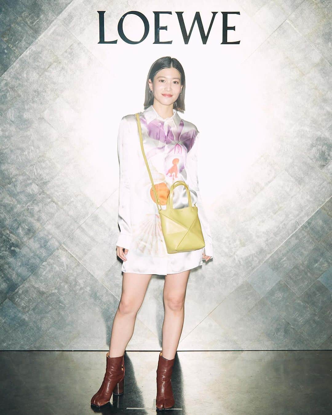 WWDジャパンさんのインスタグラム写真 - (WWDジャパンInstagram)「イベント・スナップ：「ロエベ」のクラブイベントに約700人　夜をスパークさせる装いに注目  「ロエベ（LOEWE）」は表参道に構える店舗、カサロエベ表参道のオープンを記念したイベントを11月9日に行なった。同日、そのアフターパーティーを東京・渋谷のTK ナイトクラブで開催し、ブランドにゆかりのあるゲストを含む約700人が集った。  会場はShotaro AoyamaとNAGAN SERVER、Groovy room、Xingxing、DJ SMMTらのDJパフォーマンスにより明け方まで賑わった。ロゴを掲げたフォトウォールの前で、仲間たちと記念撮影を楽しむ来場者の姿もあった。  全画像は @wwd_jp プロフィールのリンクから  PHOTO：KAZUSHI TOYOTA  #LOEWE#ロエベ#TSUBAKILL#イベントスナップ#ファッションスナップ#fashionsnap#fashionphotography」11月12日 19時27分 - wwd_jp