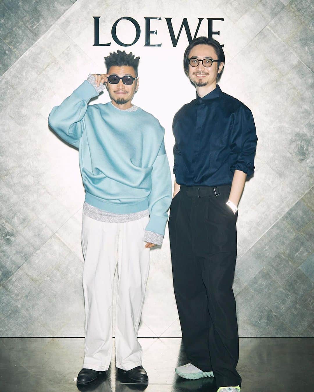 WWDジャパンさんのインスタグラム写真 - (WWDジャパンInstagram)「イベント・スナップ：「ロエベ」のクラブイベントに約700人　夜をスパークさせる装いに注目  「ロエベ（LOEWE）」は表参道に構える店舗、カサロエベ表参道のオープンを記念したイベントを11月9日に行なった。同日、そのアフターパーティーを東京・渋谷のTK ナイトクラブで開催し、ブランドにゆかりのあるゲストを含む約700人が集った。  会場はShotaro AoyamaとNAGAN SERVER、Groovy room、Xingxing、DJ SMMTらのDJパフォーマンスにより明け方まで賑わった。ロゴを掲げたフォトウォールの前で、仲間たちと記念撮影を楽しむ来場者の姿もあった。  全画像は @wwd_jp プロフィールのリンクから  PHOTO：KAZUSHI TOYOTA  #LOEWE#ロエベ#TSUBAKILL#イベントスナップ#ファッションスナップ#fashionsnap#fashionphotography」11月12日 19時27分 - wwd_jp