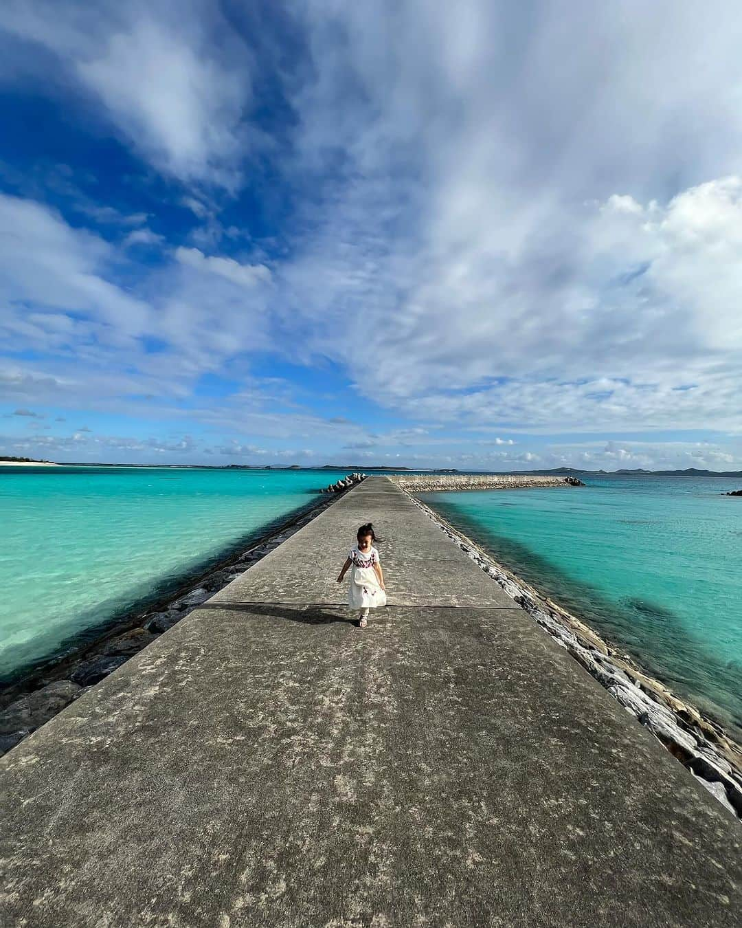 来夏さんのインスタグラム写真 - (来夏Instagram)「#🩵 眼福な伊平屋ブルー💙  この海の色がいつまでも続きますように💎 離れててもできることをしないとな🌏  子どもたちってすぐ仲良くなれるよね☺️ いちゃりばちょーでー🫶  #伊平屋島 #iheyaisland  #沖縄 #okinawa #ありがとう」11月12日 19時29分 - rairairaika