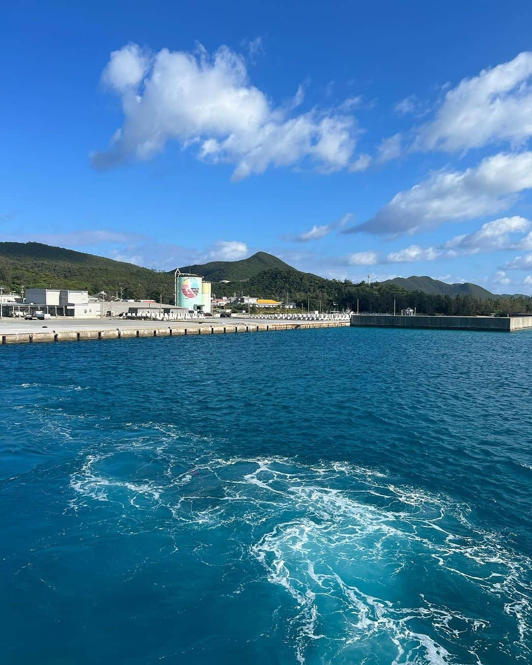 来夏さんのインスタグラム写真 - (来夏Instagram)「#🩵 眼福な伊平屋ブルー💙  この海の色がいつまでも続きますように💎 離れててもできることをしないとな🌏  子どもたちってすぐ仲良くなれるよね☺️ いちゃりばちょーでー🫶  #伊平屋島 #iheyaisland  #沖縄 #okinawa #ありがとう」11月12日 19時29分 - rairairaika