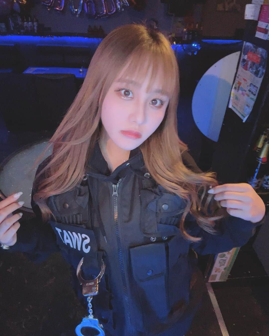 みぃらぁんのインスタグラム：「今年のハロウィン沢山仮装したんだ〜♡♡ これはSWATだよ🖤🤍」