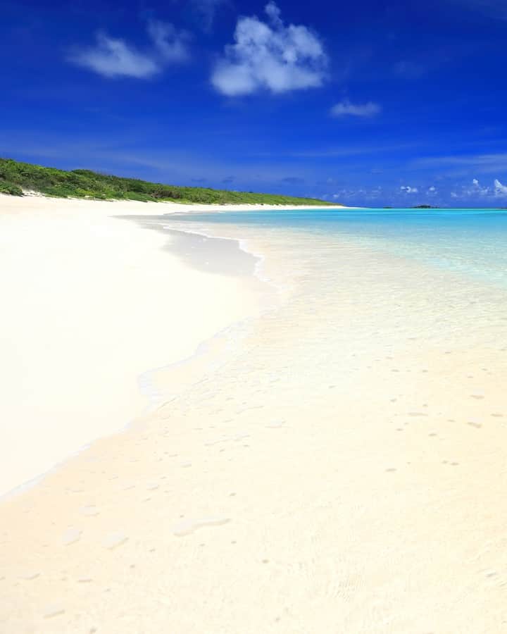 はるさーさんのインスタグラム写真 - (はるさーInstagram)「ニシ浜です。 真っ白な砂と波照間ブルーが綺麗でした。  竹富町が計画中という1人2,000円の町訪問税がどうなるのか気になるところです。  宮古島での撮影を受け付けています。 詳細やご質問等はInstagramのDMでお気軽にお問い合わせください。  ◆ガイド＆撮影コース 　宮古島ビギナーにおすすめ 　もちろんリピーターさんも歓迎 　10時30分～15時00分頃 　1名様　15,000円  ◆一緒に撮影コース 　写真撮影が好きな人におすすめ 　10時30分～15時00分頃 　1名様　15,000円  ◆星空撮影コース 　1晩1組様（新月前後は2組様）限定 　1組1時間半程度 　1名様　12,000円  #沖縄 #八重山 #波照間島 #波照間ブルー #ニシ浜 #白砂 #竹富町 #町訪問税 #また見たい #日本の絶景 #島旅 #夏色 #ひとり旅 #フォトツアー #カメラマン #専属カメラマン #映えスポット #離島好きな人と繋がりたい #最南端 #波打ち際」11月12日 19時33分 - harusa0222