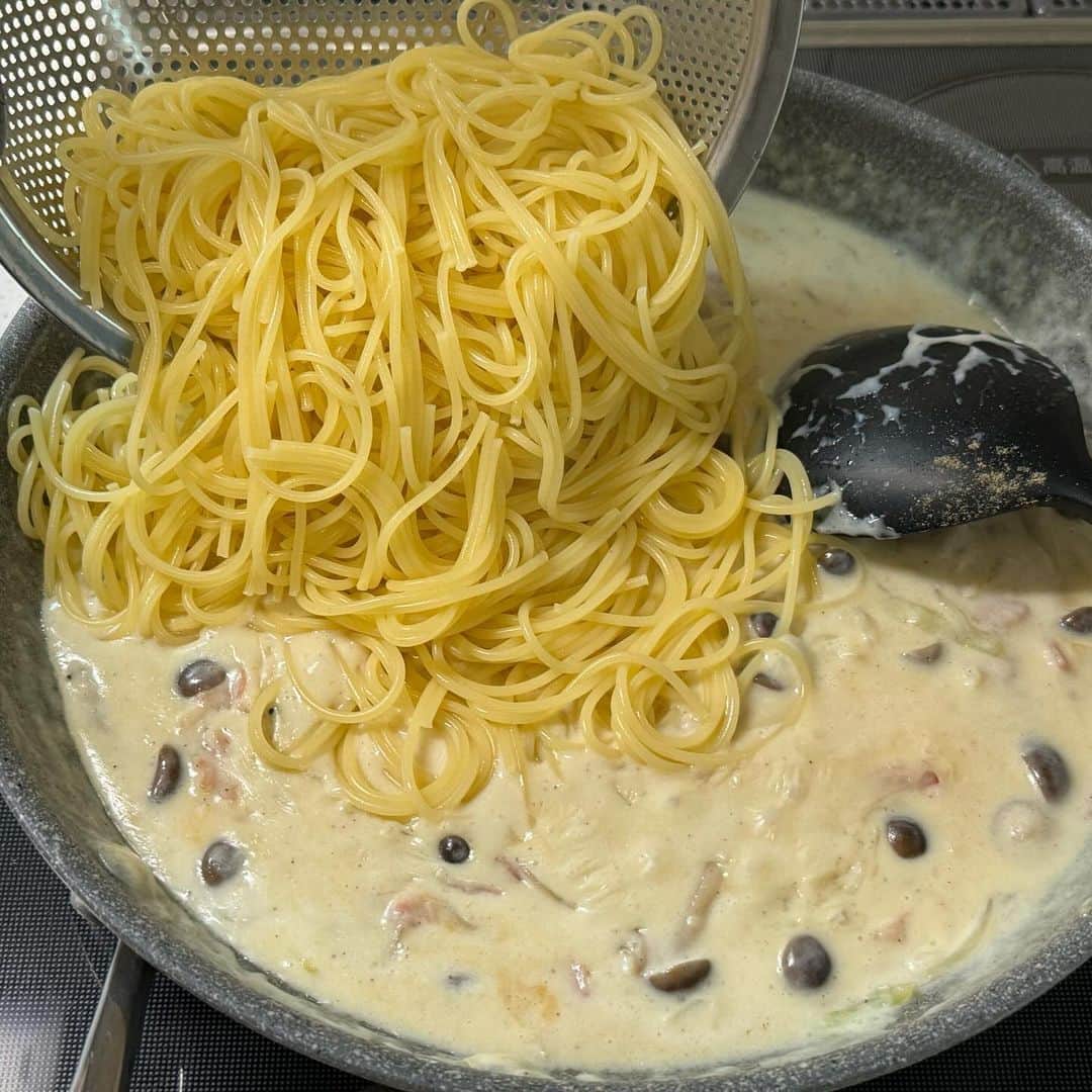 しにゃさんのインスタグラム写真 - (しにゃInstagram)「今日はお家で出てきたら１００%テンション上がりまくること間違いなしのクリームパスタグラタンレシピをご紹介します🤗✨ ベーコンときのこのクリームパスタに、香ばしいチーズが絡んでめちゃウマです😋💕 これからの季節に大活躍間違いなしの１品ですよ✨ バゲットやワインとの相性もバッチリなので週末おうち飲みにもオススメです🙌🏻 それでは作り方をご紹介します😌✨      とろーりチーズが香ばしい♬ クリームパスタグラタン♬  【材料】２〜３人分 ◎パスタ・・・１８０g ◎ベーコン・・・７０g ◎しめじ・・・１株 ◎玉ねぎ・・・1玉 ◎チーズ・・・１００g (下味) ◎塩こしょう・・・少々 (茹で用) ◎お湯・・・1500ml ◎塩 ・・・小さじ１.５ (ホワイトソース) ◎バター・・・３０g ◎小麦粉・・・大さじ３ ◎牛乳・・・４００ml ◎コンソメ(顆粒)・・・大さじ１ (お好みで) ◎パセリ・・・適宜        【作り方】 １．玉ねぎは薄切りに、しめじは石づきを取り除き手で裂き、ベーコンは1cm幅に切ります。 お鍋にパスタのお湯1500mlと塩小さじ１を加えて沸騰させます。   ２．少量のオリーブオイル(分量外)をひいたフライパンで玉ねぎ、しめじ、ベーコンを中火～強火で炒め、塩こしょうで下味をつけます。 同じタイミングでパスタを茹でていきます。 ※茹で時間は表記時間より１分短くしましょう。  ３．バター、小麦粉を加えて全体にまんべんなくなじませるように混ぜあわせます。   ４．牛乳を３，４回に分けて加えて混ぜ合わせていきます。 ※特にはじめは少しずつ加えないとダマになるので注意です。   ５．牛乳をすべて加えてとろみが出たら、コンソメをと湯切りしたパスタを加えてサッと混ぜ合わせます。   ６．耐熱皿に⑤を入れ、チーズをかけてオーブン（２００°）で８分程度加熱します。 ※今回はオーブントースターを使っています。   ７．焼き上がったらお好みでパセリを散らして完成です。   とろーりチーズが香ばしい、クリームパスタグラタンの完成です🙌🏻 バゲットとワインがめっちゃ進みます😋🥂🥖 お子さまにも喜んでいただけるお味になっていますので、ぜひお試しくださいね😆🙌🏻     より詳しいレシピはお手数ですがブログを見てください🤗✨ プロフィール欄のURL(@shinya6727 )、もしくはストーリーズのスワイプから飛べます😌✨  【お知らせ】 私の２冊目のレシピ本、「しにゃのやみつき！つまみ飯」重版されております🙌🏻 いつも応援してくださる皆さまのおかげです😂🙏 なるべくシンプルな食材や調味料、どこにでもある理器具を使って作れるやみつきレシピをまとめた１冊になっております📚 お料理が好きな方も苦手な方も楽しんでいただける内容になっています😊  いつも通りの鶏むね肉やもやし、厚揚げといった、リーズナブルでヘルシーな食材を使った大満足レシピを多数掲載してます🙌🏻 とにかく幅広い方のお役に立てるレシピ本となっていますので、多くの方に手に取っていただけたら嬉しく思います😌🙏 お買い求めはAmazon、楽天などのネット通販か、全国の書店で📚 どうぞよろしくお願いします😊 ・ ・ ・ #レシピ #recipe #簡単レシピ #料理 #cooking #おうちごはん #おうち飲み #パスタ #チーズ #cheese #おつまみ #簡単ごはん #節約ごはん #pasta #グラタン #gratin」11月12日 19時33分 - shinya6727
