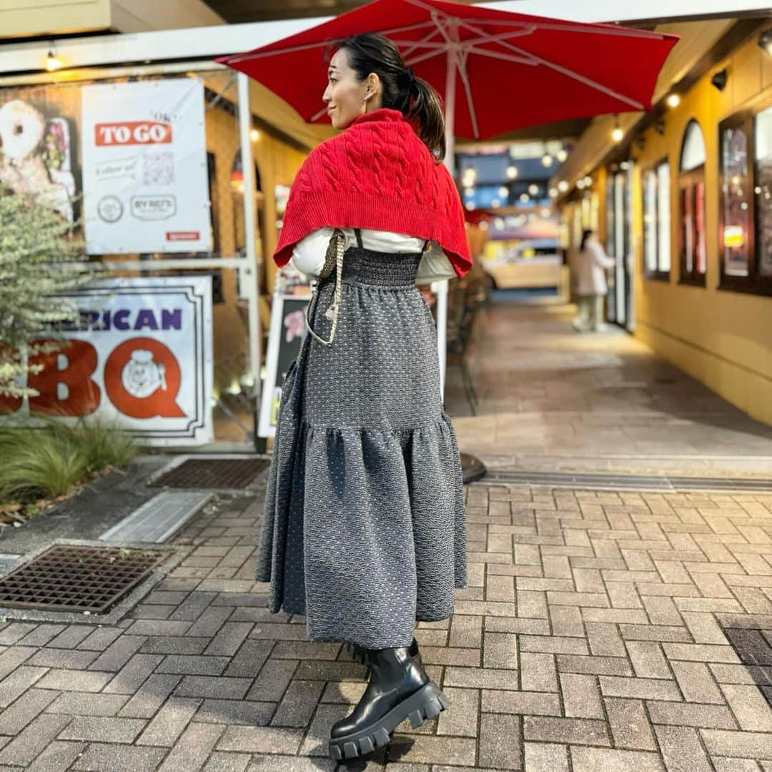 ayuuu_mamさんのインスタグラム写真 - (ayuuu_mamInstagram)「coordinate❤️  お気に入りの @_bluelea_ のスカートは着ていると必ず褒めてもらえる優秀アイテム！✨  着ているだけで気分もウキウキ♡  インナーに着ている @room_rakuten でゲットしたプチプラカットソー、ノーアイロンでパリッとするのでとってもおすすめです😍  ・  ・  #大人可愛い #大人カジュアル #きれいめカジュアル #秋服コーデ #冬服コーデ #スカートコーデ #フレアスカート #ジャガードスカート #bluelea #ブルレア #サイドゴアブーツ #ブーツコーデ #anteprima #赤コーデ #ニットカーディガン #ケーブルニット #あゆまむコーデ #ママコーデ #30代コーデ」11月12日 19時37分 - ayuuu_mam