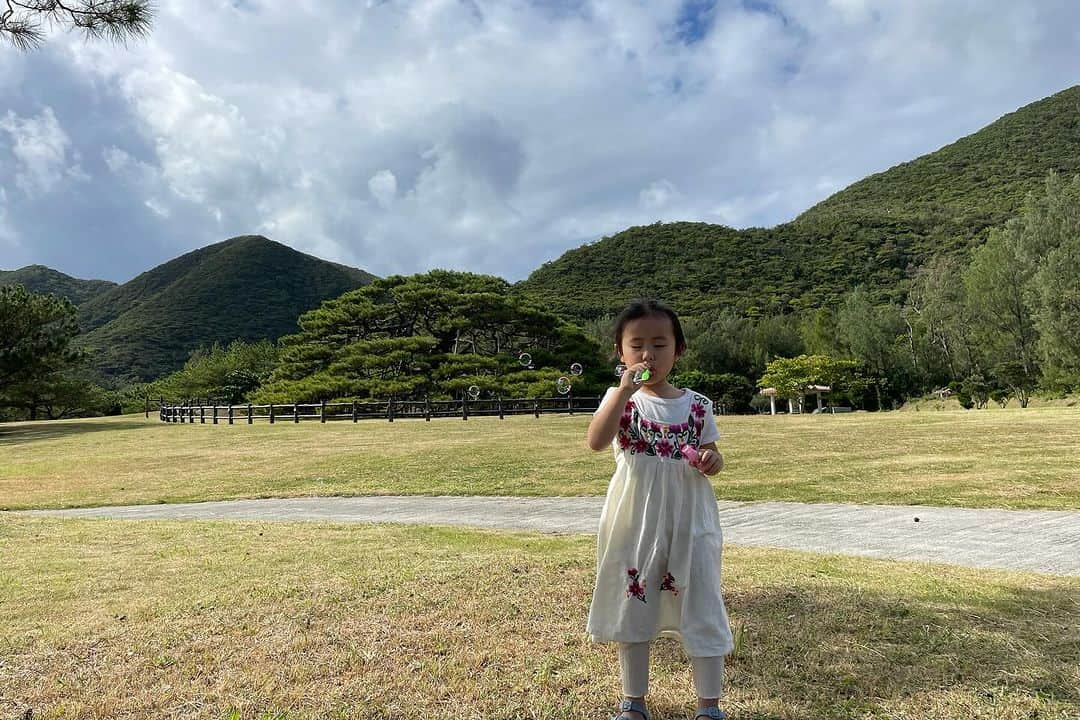 来夏さんのインスタグラム写真 - (来夏Instagram)「#🫶 沢山撮ってくれた写真も宝物💎 ありがとう💙🩵💙  #伊平屋島 #伊平屋ブルー #iheyaisland  #沖縄 #okinawa」11月12日 19時37分 - rairairaika