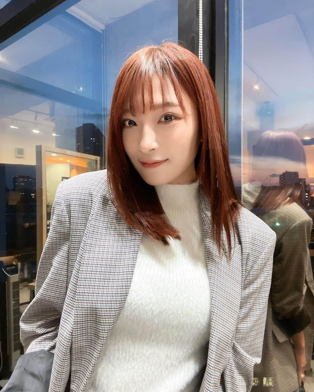 二瓶有加のインスタグラム：「. この前のカラー写真を投稿できてなかったので載せます💇‍♀️💓 . 秋っぽく、 ピンクブラウンに🍂 しかも髪の毛プルップルになった！！！ ケンタさん、いつもありがとうございます🫶✨ . みんな、急に寒くなったけど 体調は大丈夫かな？ . 体と心も労わりながら 今年の秋も楽しもうねー🍁 . #ヘアカラー #秋カラー #ピンクブラウン #恵比寿サロン #恵比寿美容院 #dumbo」