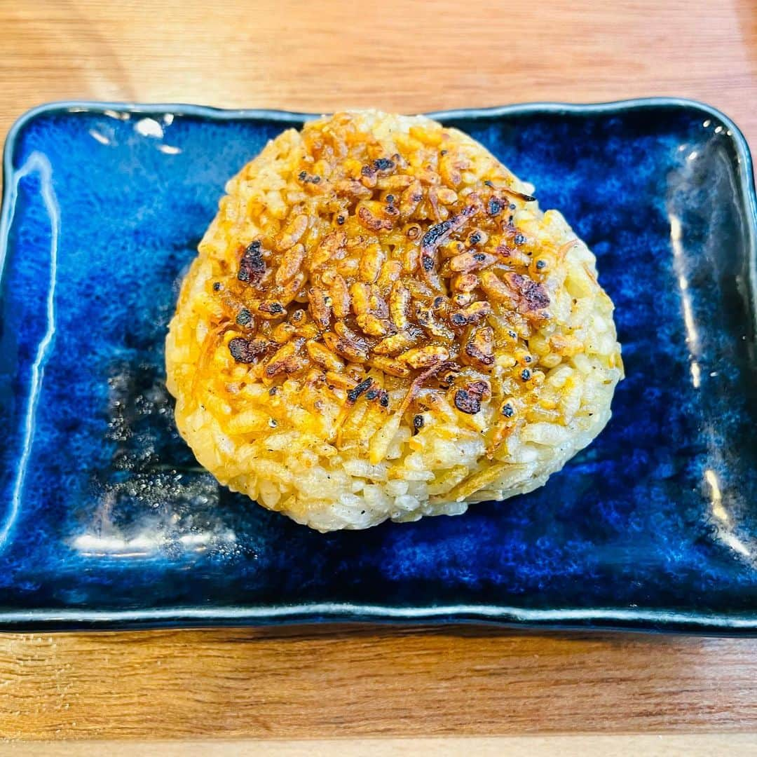 渡部おにぎりさんのインスタグラム写真 - (渡部おにぎりInstagram)「【釣宿酒場マヅメ】桜木町・野毛  ・金目鯛刺身 ・ぶり刺身 ・サーモン刺身 ・あじのなめろう ・あんかけ卵焼き ・無限ニラもやし ・磯香るポテトサラダ ・おでん5種盛り ・さきイカキムチ ・焼きおにぎり  桜木町にニューオープンした海鮮居酒屋！内装もすごく綺麗でした！ 海鮮もとても新鮮でおいしかった！金目鯛プリプリ！笑 一品では無限ニラもやしと、おでんがとても美味しかった！ 活気がある店で普段より大きい声で喋らないと聞こえないけど僕はこういうお店好き！  #飯テロ#グルメ#日本美食#全国美味いもの巡り#外食#東京グルメ#instafood#yuumy #桜木町#桜木町グルメ#野毛#野毛グルメ#居酒屋#海鮮」11月12日 19時40分 - watabe_onigiri