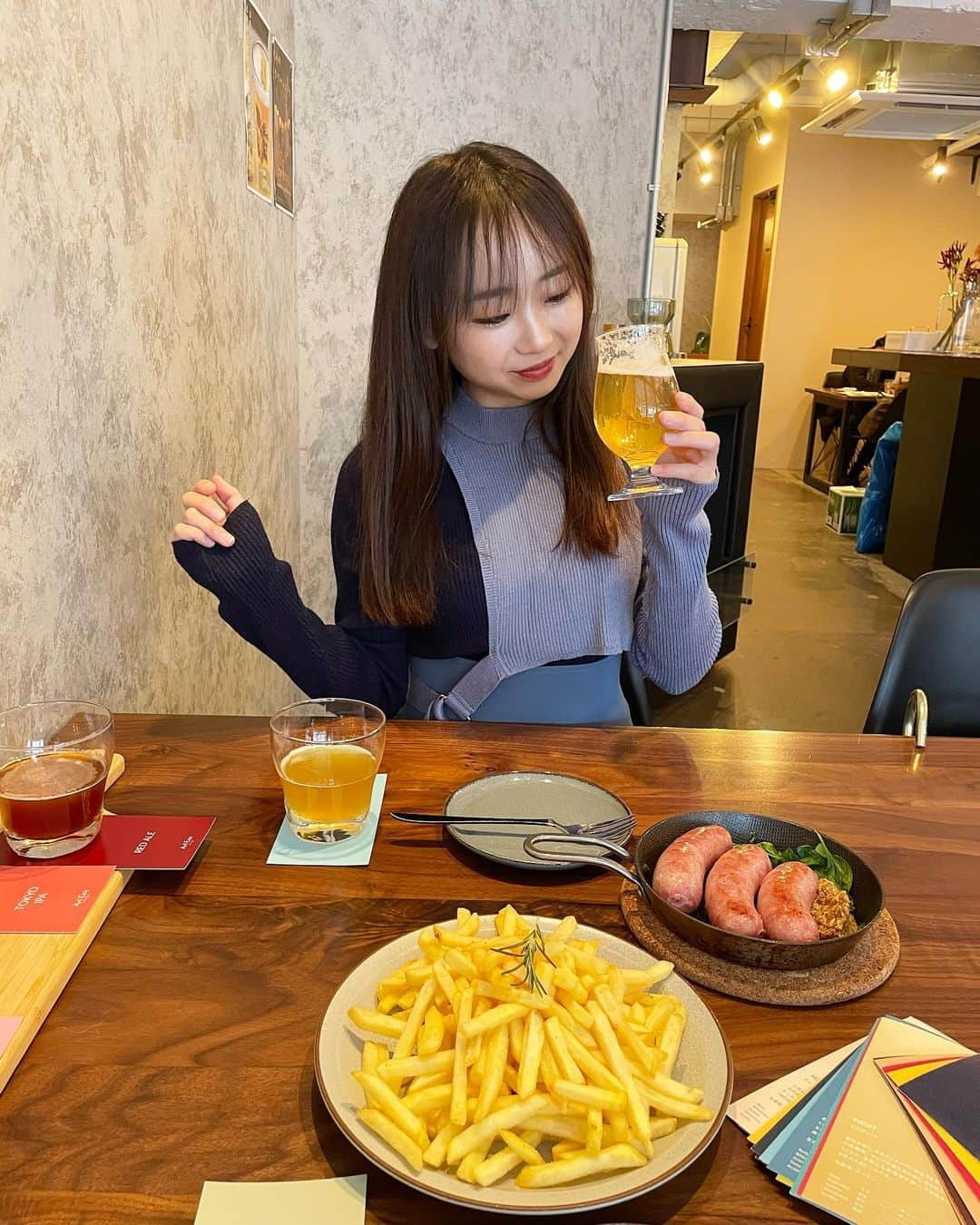 菊池遥香さんのインスタグラム写真 - (菊池遥香Instagram)「. 📍Arl Eee nakameguro/中目黒  クラフトビール、実はすごく好きなの🥹🫶 ここのお店にはクラフトビールが30種類以上もあったよ✨  私がいただいたのは マスカットピルスっていうすごい果汁感じられるクラフトビール🍺🍇  お昼からビール最高〜🍻♡ フードメニューも豊富で悩んじゃったけど やっぱり大好きなプライドポテトは欠かせない〜🍟笑  後、クラフトビール飲み放題プランがあるらしい、、、 激アツすぎる、、、🥹笑  . ✎︎＿＿＿＿＿＿＿＿＿＿＿＿  🏠東京都目黒区青葉台1-14-4 CONTRAL nakameguro 1F  🚶‍♀️中目黒駅から徒歩5分  ✎︎＿＿＿＿＿＿＿＿＿＿＿＿  . #クラフトビール #中目黒 #中目黒グルメ #中目黒カフェ」11月12日 19時41分 - kurara_ruka