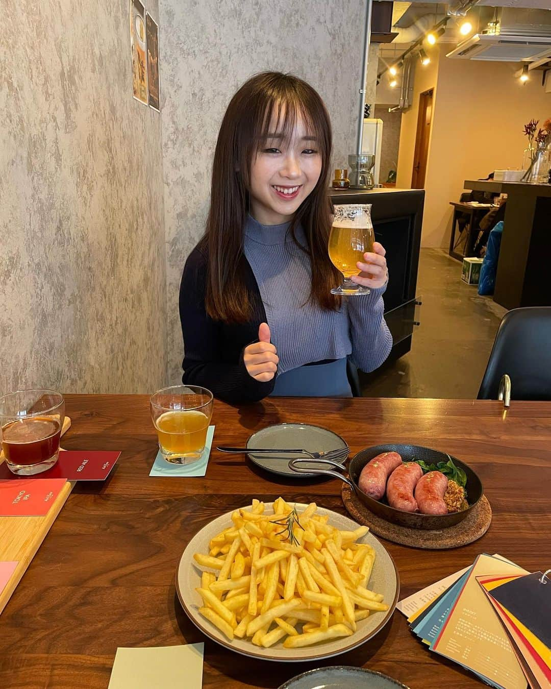 菊池遥香さんのインスタグラム写真 - (菊池遥香Instagram)「. 📍Arl Eee nakameguro/中目黒  クラフトビール、実はすごく好きなの🥹🫶 ここのお店にはクラフトビールが30種類以上もあったよ✨  私がいただいたのは マスカットピルスっていうすごい果汁感じられるクラフトビール🍺🍇  お昼からビール最高〜🍻♡ フードメニューも豊富で悩んじゃったけど やっぱり大好きなプライドポテトは欠かせない〜🍟笑  後、クラフトビール飲み放題プランがあるらしい、、、 激アツすぎる、、、🥹笑  . ✎︎＿＿＿＿＿＿＿＿＿＿＿＿  🏠東京都目黒区青葉台1-14-4 CONTRAL nakameguro 1F  🚶‍♀️中目黒駅から徒歩5分  ✎︎＿＿＿＿＿＿＿＿＿＿＿＿  . #クラフトビール #中目黒 #中目黒グルメ #中目黒カフェ」11月12日 19時41分 - kurara_ruka