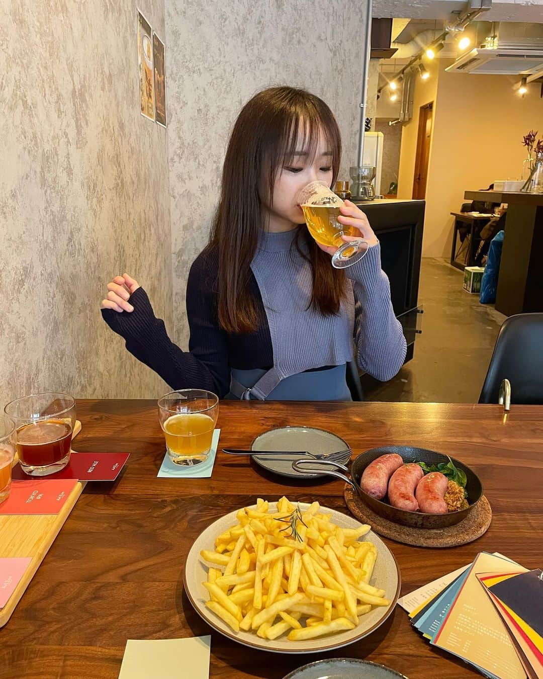 菊池遥香さんのインスタグラム写真 - (菊池遥香Instagram)「. 📍Arl Eee nakameguro/中目黒  クラフトビール、実はすごく好きなの🥹🫶 ここのお店にはクラフトビールが30種類以上もあったよ✨  私がいただいたのは マスカットピルスっていうすごい果汁感じられるクラフトビール🍺🍇  お昼からビール最高〜🍻♡ フードメニューも豊富で悩んじゃったけど やっぱり大好きなプライドポテトは欠かせない〜🍟笑  後、クラフトビール飲み放題プランがあるらしい、、、 激アツすぎる、、、🥹笑  . ✎︎＿＿＿＿＿＿＿＿＿＿＿＿  🏠東京都目黒区青葉台1-14-4 CONTRAL nakameguro 1F  🚶‍♀️中目黒駅から徒歩5分  ✎︎＿＿＿＿＿＿＿＿＿＿＿＿  . #クラフトビール #中目黒 #中目黒グルメ #中目黒カフェ」11月12日 19時41分 - kurara_ruka