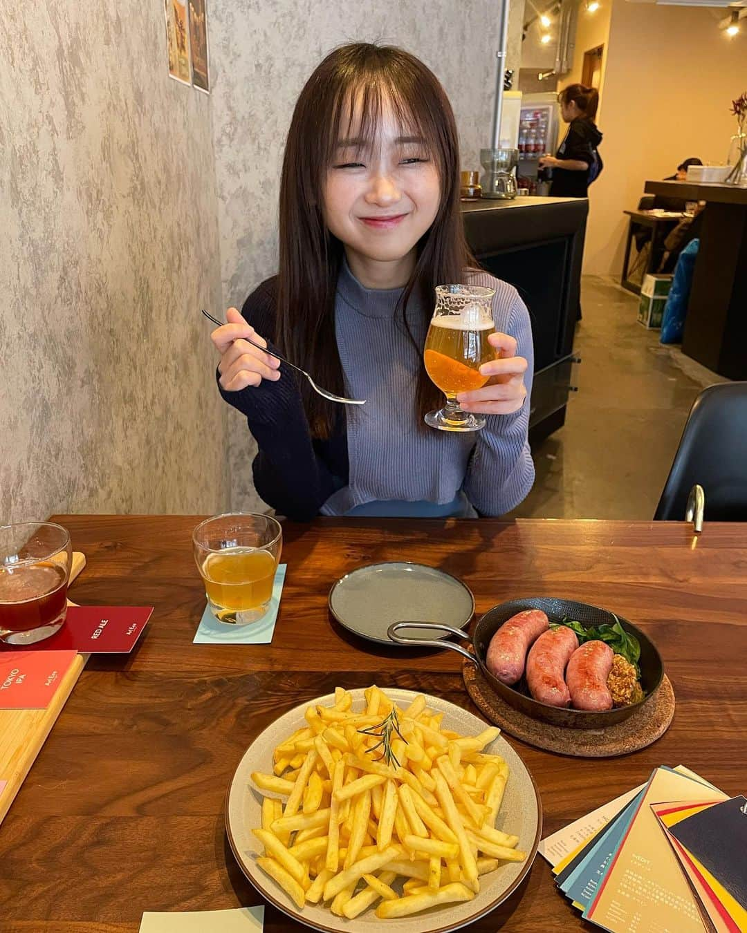 菊池遥香さんのインスタグラム写真 - (菊池遥香Instagram)「. 📍Arl Eee nakameguro/中目黒  クラフトビール、実はすごく好きなの🥹🫶 ここのお店にはクラフトビールが30種類以上もあったよ✨  私がいただいたのは マスカットピルスっていうすごい果汁感じられるクラフトビール🍺🍇  お昼からビール最高〜🍻♡ フードメニューも豊富で悩んじゃったけど やっぱり大好きなプライドポテトは欠かせない〜🍟笑  後、クラフトビール飲み放題プランがあるらしい、、、 激アツすぎる、、、🥹笑  . ✎︎＿＿＿＿＿＿＿＿＿＿＿＿  🏠東京都目黒区青葉台1-14-4 CONTRAL nakameguro 1F  🚶‍♀️中目黒駅から徒歩5分  ✎︎＿＿＿＿＿＿＿＿＿＿＿＿  . #クラフトビール #中目黒 #中目黒グルメ #中目黒カフェ」11月12日 19時41分 - kurara_ruka