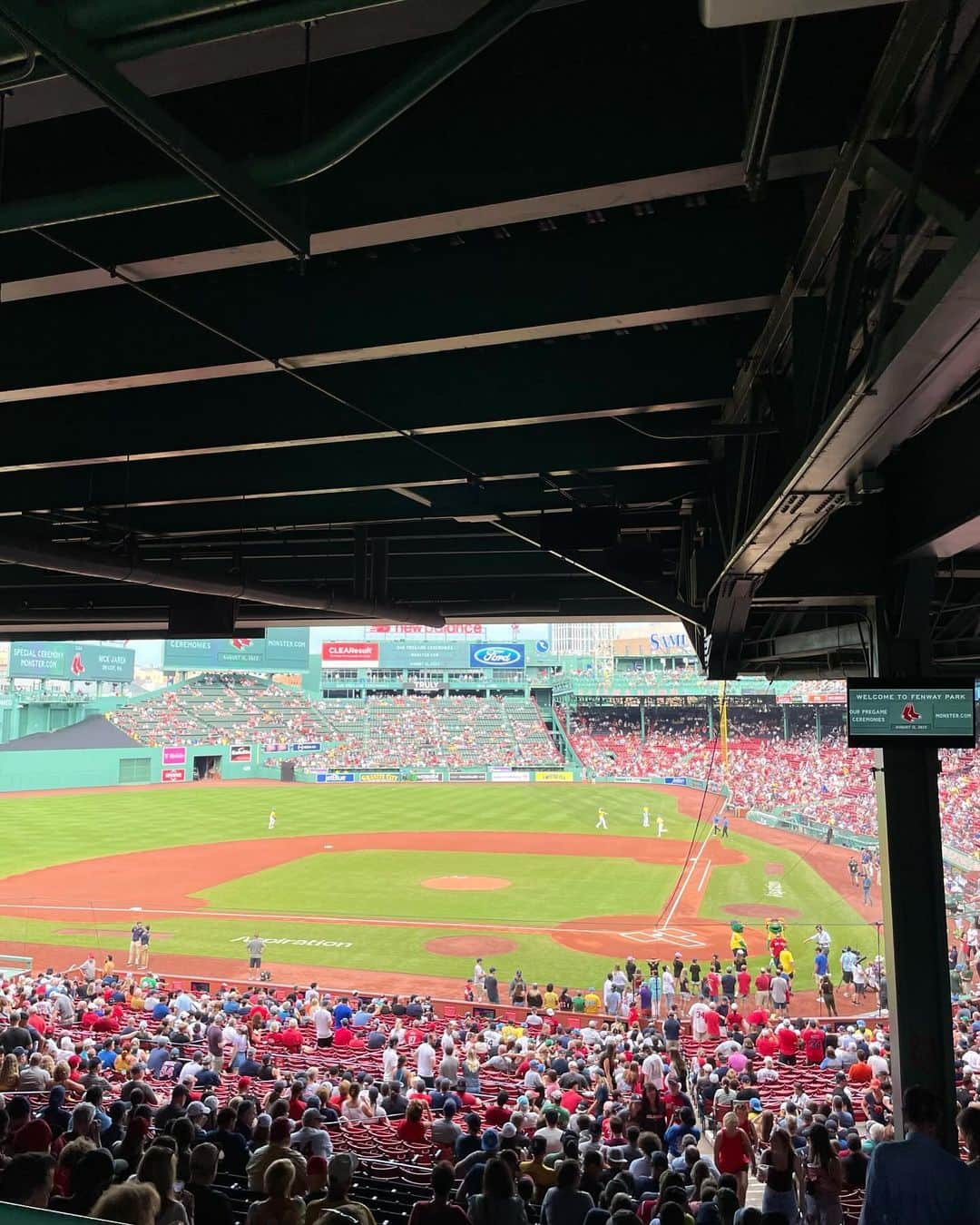 月野有菜さんのインスタグラム写真 - (月野有菜Instagram)「はじめてMLBを観戦しました⚾️ ⁡ レッドソックスのホームグラウンド、フェンウェイ・パークに行きました！ ⁡ 現地の方々の声援・熱気に圧倒されながら楽しみました📣 ⁡ 一緒に写っているのはレッドソックスのマスコットキャラクターです👀」11月12日 19時43分 - yuna_tsukino920