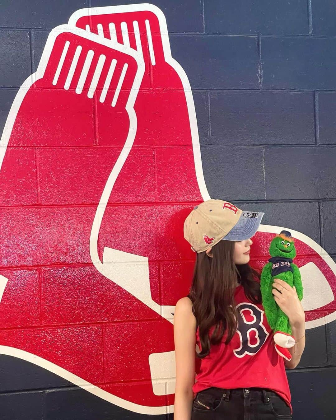 月野有菜さんのインスタグラム写真 - (月野有菜Instagram)「はじめてMLBを観戦しました⚾️ ⁡ レッドソックスのホームグラウンド、フェンウェイ・パークに行きました！ ⁡ 現地の方々の声援・熱気に圧倒されながら楽しみました📣 ⁡ 一緒に写っているのはレッドソックスのマスコットキャラクターです👀」11月12日 19時43分 - yuna_tsukino920