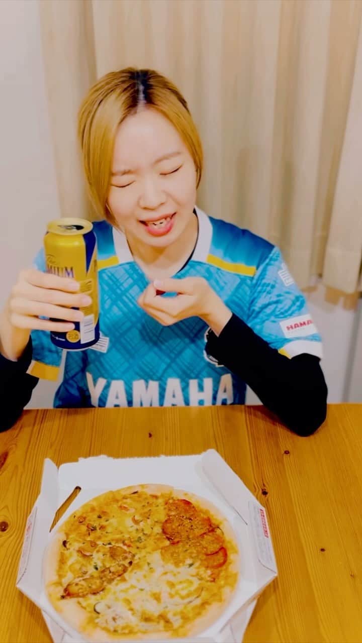 伊藤菜々子のインスタグラム：「#ジュビロ磐田 J1復帰を祝って！！  ／ 皆さま、かんぱーい！！🍻 ＼  良く一緒に試合見に行く父と祝賀会🎉 我が家はピザです！！🍕  #つまみならいくらでもあるでしょ 🍺 #安定のロング缶 #飲んでる顔が渋すぎるwww」