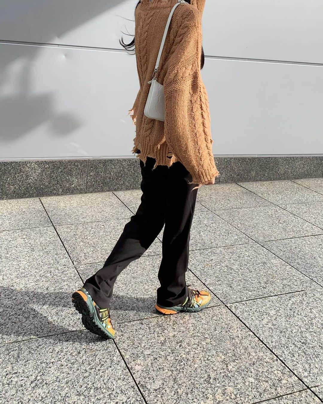 のインスタグラム：「お気に入りのスニーカー履いてた日👟🧡  #outfit_shiho #ファッション #コーディネート #今日のコーデ #今日のファッション #大人カジュアル #モードカジュアル #黒髪ロング#スニーカーコーデ」