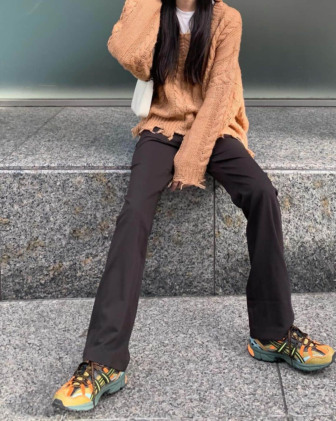 Shiho Sasakiさんのインスタグラム写真 - (Shiho SasakiInstagram)「お気に入りのスニーカー履いてた日👟🧡  #outfit_shiho #ファッション #コーディネート #今日のコーデ #今日のファッション #大人カジュアル #モードカジュアル #黒髪ロング#スニーカーコーデ」11月12日 19時44分 - shihomurata0718