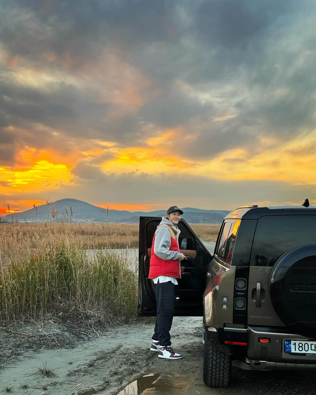 イ・ギウのインスタグラム：「😎 올해 석양도 몇 번 안 남았다니.. 벌써 연말🫠  건강히 따뜻하게 보내세요!!」