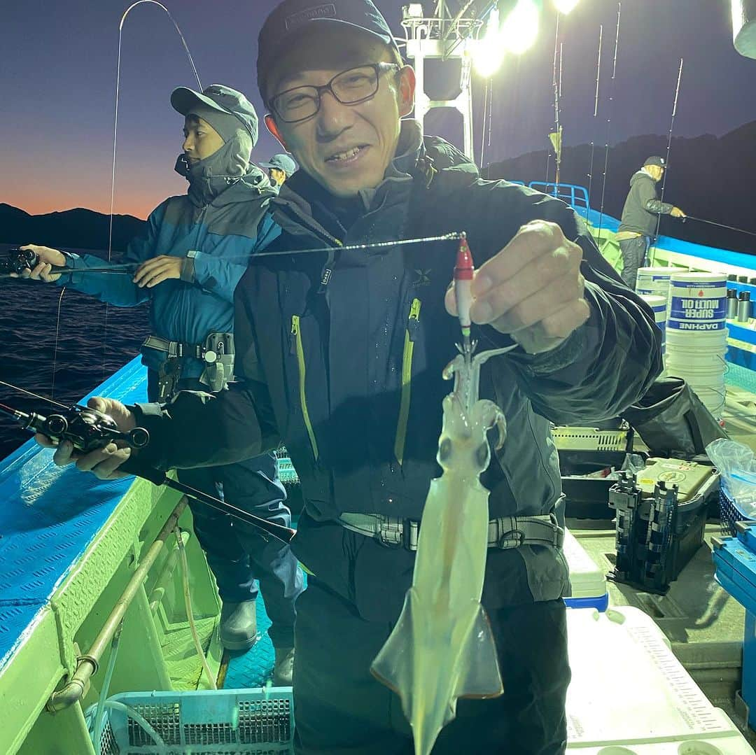 谷田圭（たにけい）さんのインスタグラム写真 - (谷田圭（たにけい）Instagram)「・ ・ ・ ・ ・ ・ @shimanofishing_jp  <SHIMANO・イカメタル実釣会in岩手・大船渡>  はじめてのイカメタル(メタルスッテ) チャレンジ 🦑🔥🦑🔥🦑🔥🦑🔥🦑🔥🦑🔥🦑🔥  ロッド ☑️Sephia XR META SUTTE B66UK-GS リール ☑️バルケッタ151DHXG  を使用しての釣りでした✨✨✨✨  はじめる前は 「アタリわかるかな？」と ずーっと心配していたんですが 分かるなんてもんじゃない！！！←  「えっアタリが明確だ‼️いやった‼️楽しい‼️」って独り言を炸裂させるほど...。 (動画)  柔らかいティップが繊細なイカのアタリを 明確に教えてくれました。  この日のパターンの 「大きく見せて、小さなアタリをとっていく」 私は、かかったイカを回収するだけで そこが釣果の大きな差でした‼️ (それだけでも充分に釣りが楽しかったのですが)  ・かけにいく。 ・パターンを探す ・あたりを自ら取りにいく。  開発の方々が凄まじい竿さばきで この姿を間近で見せて貰える機会を 貰えて本当に幸せでした。  これからどんどん 自分の釣りに活かしていきたいです。 　　  SHIMANO社様 広進丸さん 本当にありがとうございました😊‼️  #イカメタル #メタルスッテ #セフィア #シマノ #イカメタル実釣会 #コロコロスッテ #スイスイドロッパー #岩手 #広進丸 #大船渡」11月12日 19時56分 - tanikei.fishing