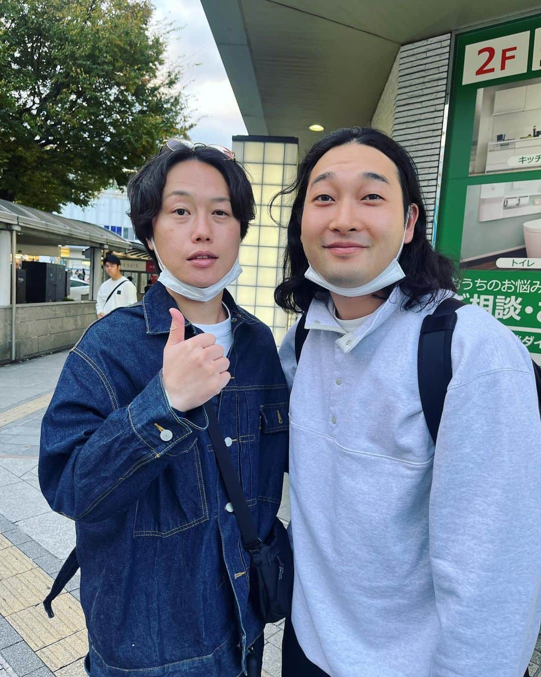 リリーさんのインスタグラム写真 - (リリーInstagram)「岡山3連泊仕事でした。 楽しすぎた。 岡山事件簿としましては、 偶然賀屋と岡山の街で会いました。  で、その何時間後に俺の同級生でありマイメンであり岡山で最もリスペクトされているラッパーfeida-wanとたまたま道で会った！ 刺激になる同級生！まじでいい奴でかっけー奴！ 今Abemaのフリースタイル日本統一にも出てます！ 隣のCAPはfeidaと同じクルーのビートメーカーでめちゃくちゃ仲良くて一緒に通学してた奴！ 音源、イベントチェックして欲しい！feidaが新しいタトゥー入れたてだった。同じ窓からいろんな人生があるなー、とかエモい気分に浸ってたら賀屋に会った事が薄すぎる事件簿になってました。賀屋ごめん！  #feidawan」11月12日 19時56分 - mtrzlily