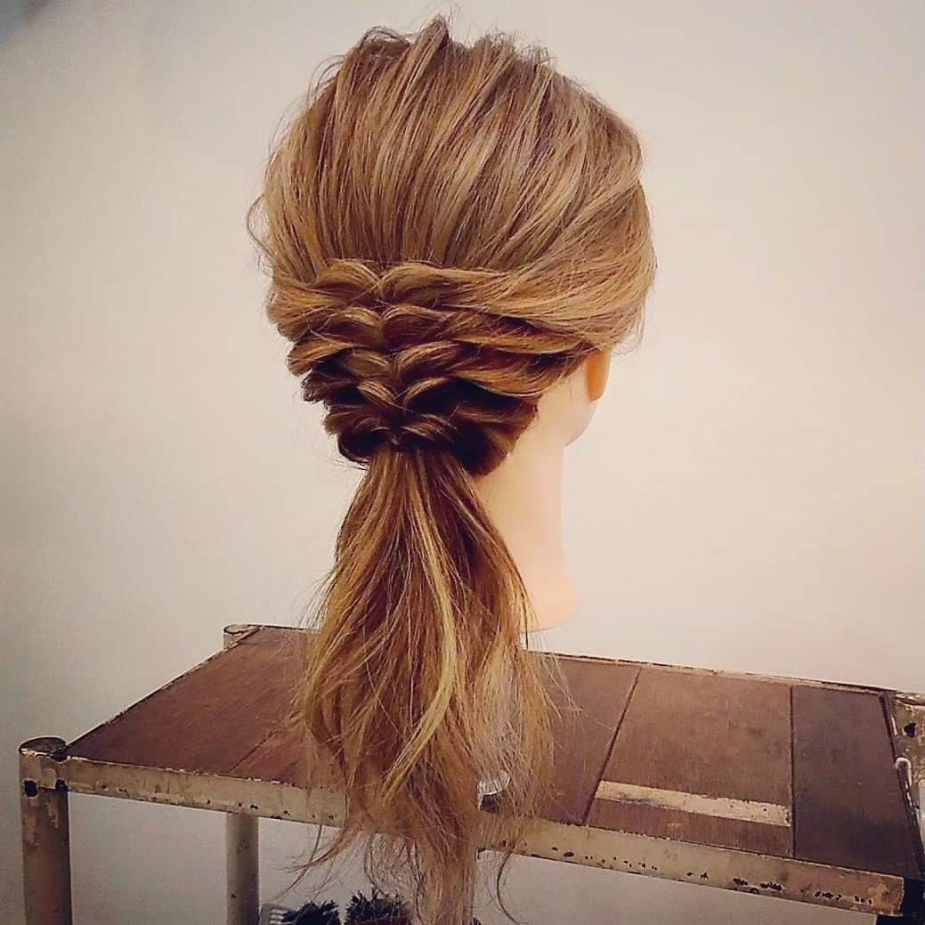 nest hairsalonのインスタグラム：「ポニーテールアレンジ  両サイドの髪を少しずつ上からとり、後ろで合わせゴムで結びます。 それを繰り返し、最後えりあしの髪のみくるりんぱで締めます。 ゴムの部分を押さえながら少しずつ毛束をつまみ引き出してかたちを整えたら完成です。」