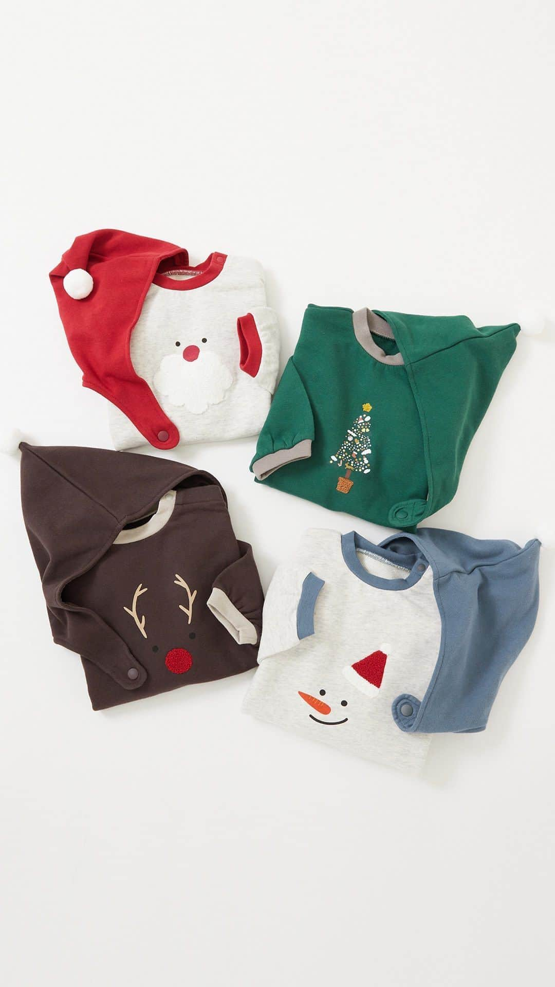 子供服devirockstore(デビロックストア)のインスタグラム：「今年のクリスマス、何着るか決めました？🎅  ハロウィンが終わったと思えば もうすぐそこにクリスマスが！  今年、デビロックでは とってもかわいいクリスマスロンパースが登場❤️ /////////////////////// 🔍171UCA002 クリスマス スウェットロンパース ¥2,399(税込) 70-80㎝ ///////////////////////  クリスマスモチーフがデザインされたロンパースと、 ポンポン付きの帽子の かわいい2点セット🪅  吸汗性の良い、綿100%の裏毛素材なのも うれしいポイント〇  イベントシーンに着用し 冬の思い出を作ってみてください🎄🎁  ........................  ☑️新作アイテム、人気アイテム情報 ☑️スタイリングやヘアアレンジなどお役立ち情報  など、を投稿しています。  いいねや、フォロー励みになります☺️  ▶️▶️▶️@devirock__official  ........................  #devirock #デビロック #デビロックコーデ #もっと親子になろう #子供服通販 #プチプラ子供服 #子供服 #子ども服 #こどもふく #キッズファッション #キッズ服 #ベビー服 #ベビークリスマス #クリスマス準備 #クリスマスコーデ #クリスマスフォト」