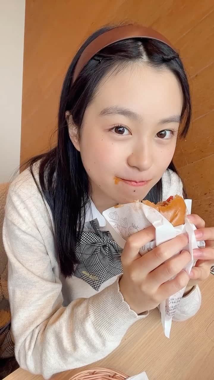 武上陽奈のインスタグラム：「大きな口で食べるとやっぱり付いちゃいますね🥲  この日は初めてオニオンリングを食べた日✨️ 美味しすぎて感動でした〜！  #モスバーガー#モス#ハンバーガー#hamburger#🍔#美味しい！#delicious#デコ出し#前髪なし！#制服#seifuku#uniform#カチューシャ#Japan#JapaneseGirl#16歳#16yearsold#スターダストプロモーション#スターダスト#JK#FJK#女子高生#武上陽奈」