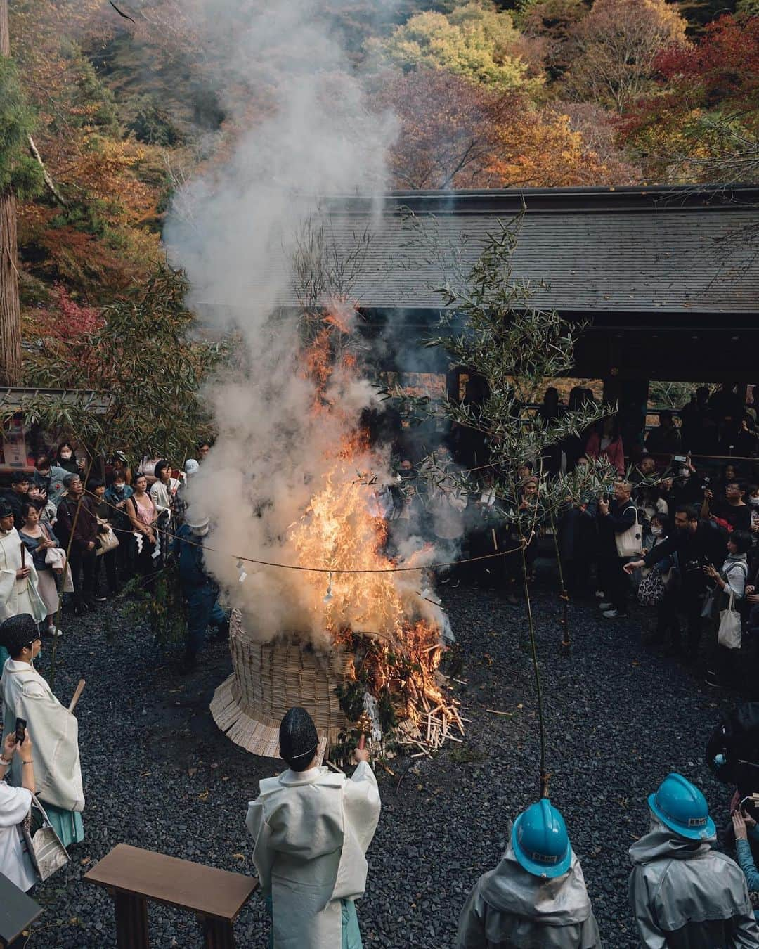 貴船神社のインスタグラム：「御火焚祭・御日供講員大祭  水を司る貴船の神様が火の神様からお生まれになった、と神話で伝えられており、貴船大神御出現の故事を再現する重要な意義をもつお祭りです。燃えさかる火の霊力で罪穢を祓い清める「祓」の神事でもあります。」