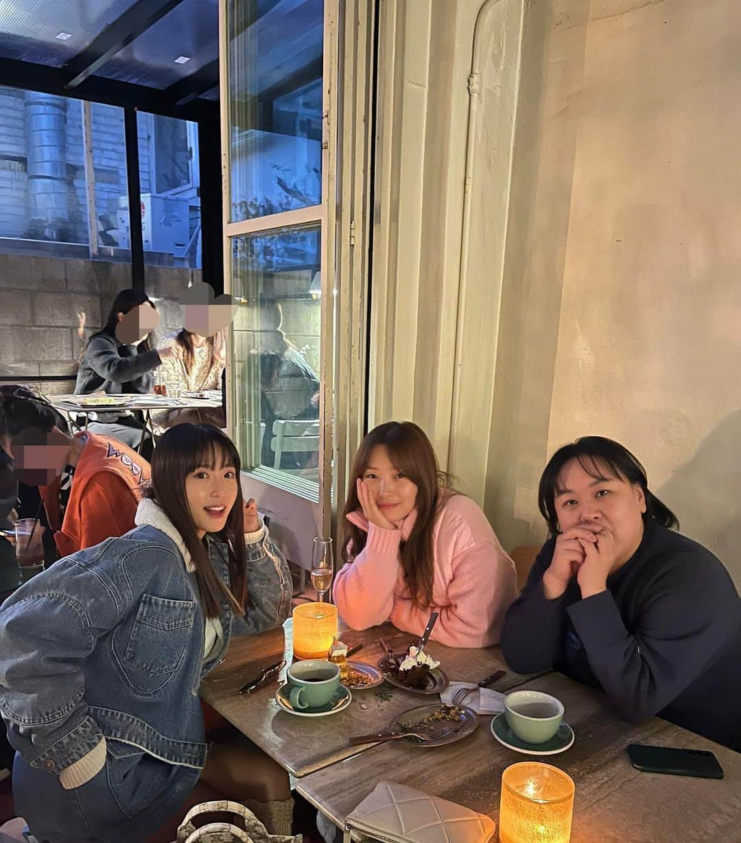 カン・イェウォンのインスタグラム：「오랜만에 만나도 어제만난것처럼♥️🫰🥰  오래된 내스텝 내동생 현이랑 아름이  언제나 너희편 사랑해♥️」