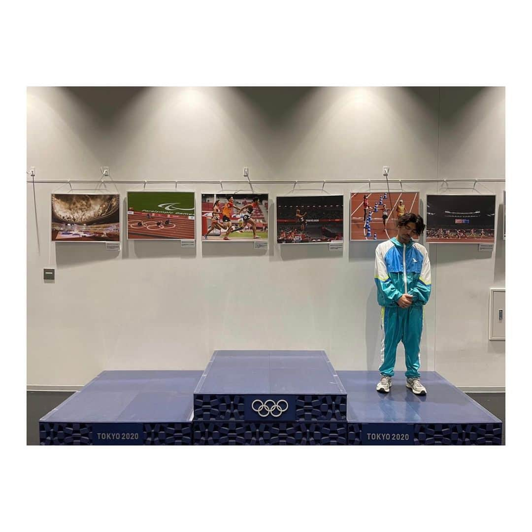 U-YEAH さんのインスタグラム写真 - (U-YEAH Instagram)「「ABC MART×ASICS RUNNERS EXPO 2023 @国立競技場」 参加者の皆様、応援してくれた皆様、 寒空の中最後までお疲れ様でした。 国立競技場でのミニLIVEから始まり、参加されたランナーの皆様と同じ国立のコースを走ったり、給水ポイントで走りながら給水してみたり、参加ランナーの皆様にチームを代表して"エール"を送ったり、オリンピックの表彰台に立ってみたりと、 たくさんの"初体験"をさせていただいた記念すべき日になりました。 走るって気持ちがいいですね。 "運"を"動かす"と書いて「運動」 確かに体を動かしたり、心身を鍛えることで気持ちはポジティブになりますし、運気が好転していくというのも分かる気がします。しばらく12月並みの寒さが続くみたいですが、本格的な真冬を前に、無理しない程度の心地良い運動を✌️  Thank you! @abc_mart_japan  @asics_japan」11月12日 19時53分 - u_yeah1983