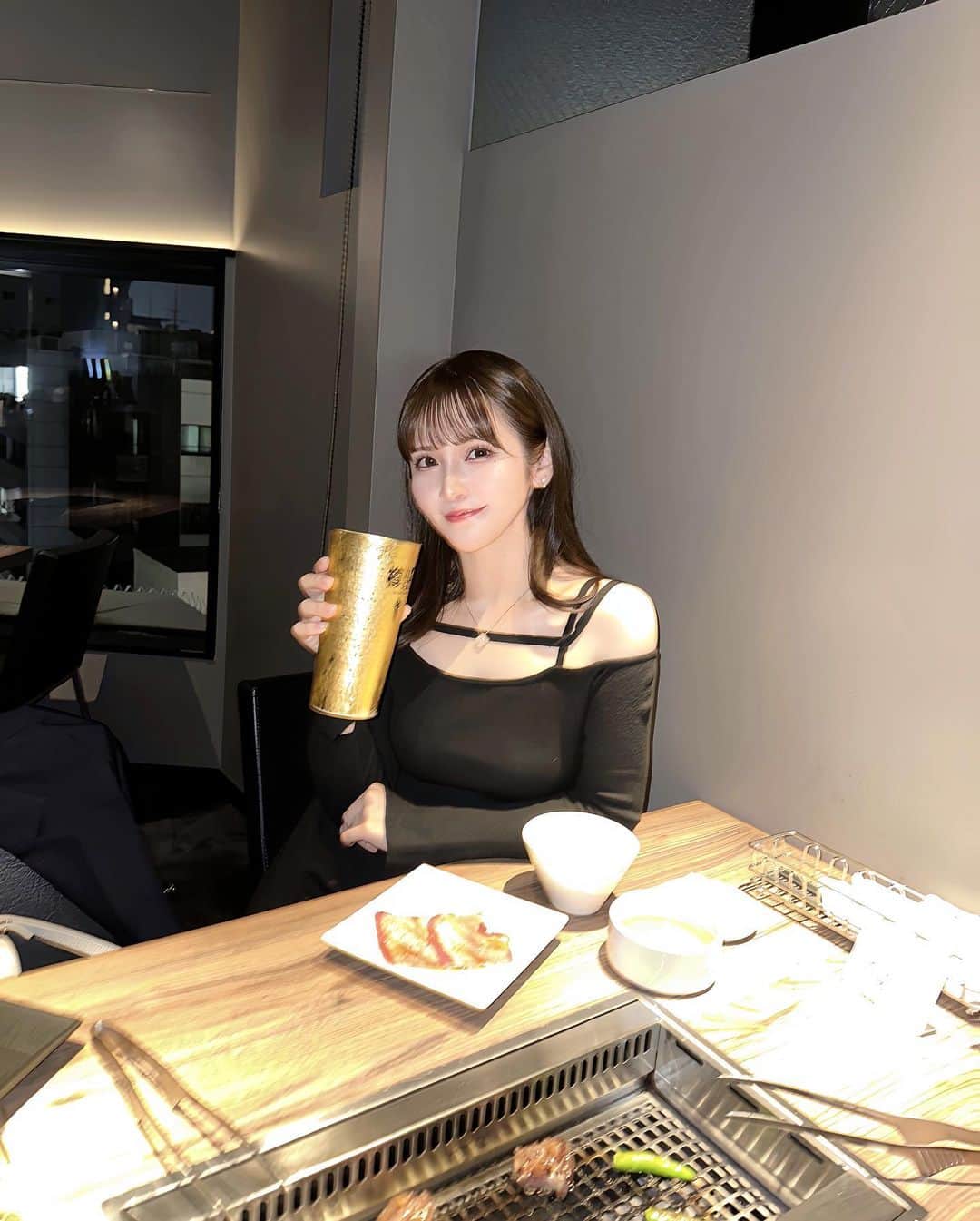 五十嵐茉優のインスタグラム：「大門に1人1枚からオーダー可能でカジュアルに利用できる デートにもぴったりな焼肉屋さんりみつけた🔍 ˎˊ˗ ↪︎ @tendan_plus_japanesebbq   京都に本店がある牛だし京焼肉 天壇🥩さん 東京は大門(浜松町)にお店があるよ〜っ 京都の本店よりもカジュアル&リーズナブルにお肉が楽しめるんだけど 出汁で食べる焼肉はと〜っても美味しかった🤤！  お店の雰囲気も落ち着いているからデートにも良いし 女の子同士でも楽しめました🫰🏻 仕事帰りのサラリーマンの方もいました🧑‍💼  お酒含めお腹いっぱい食べて1人6,000円ちょっとでした◎ お肉はどれも上質で美味しいし この内容でこのお値段はとってもお得に感じた🥺✨  どれも美味しかったけど私のイチオシは ミルフィーユロースかなっ(写真3枚目)  個人的にすご〜く気に入ったので是非みんなも行ってみてね🔥  #PR #天壇プラス #焼肉 #大門ディナー #浜松町ディナー」
