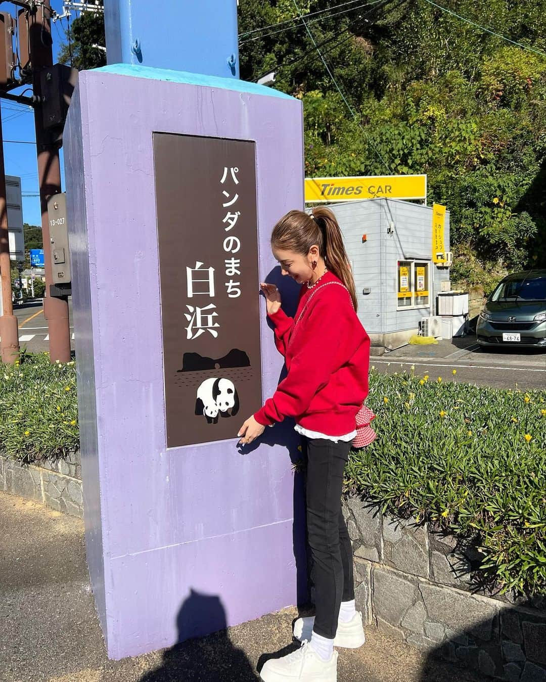 美香さんのインスタグラム写真 - (美香Instagram)「大好きな和歌山へ今年も🍁！  ご質問いただきました この日の私服は、  スウェット　@amiparis  パンツ @uniqlo_jp  バッグ　@setsuko_sagittaire  チョーカー　@bijou_de_m  スニーカー　@zara   です❤️❤️❤️」11月12日 19時53分 - mikaofficial99