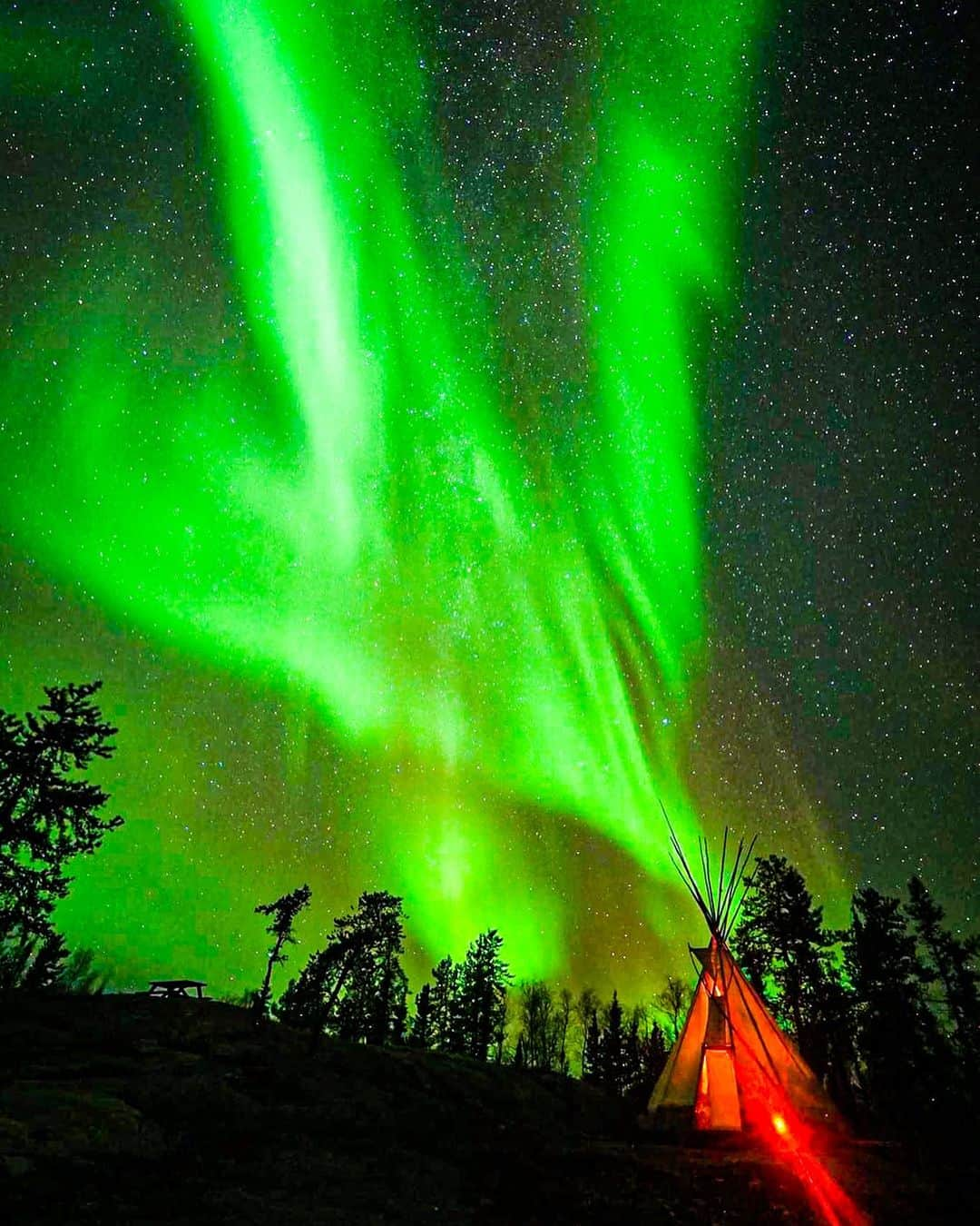 KENZO のインスタグラム：「Yellowknife,Canada🇨🇦  DAY1 Level5 Aurora 天空を彩る光のカーテン「オーロラ」の美しさは地球上で見られる絶景。 地平線まで広がる果てしない大地に、天空に広がる大空。  「地球に生まれてよかった」  一生に一度は見たかった夢の景色。  #kenzoの見た景色 #canada  #yellowknife  #カナダ  #aurora #オーロラ」