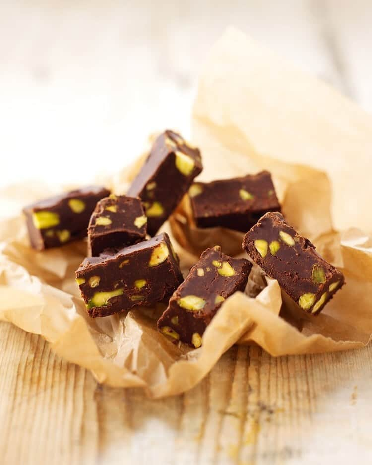 ナイジェラ・ローソンさんのインスタグラム写真 - (ナイジェラ・ローソンInstagram)「#RecipeOfTheDay is Chocolate Pistacchio Fudge – and wishing a happy #Diwali2023 to all those celebrating! . And to get the recipe, click on link in bio. Most of you may know what’s meant by “click on link in bio”, so just skip this bit, but for those who don’t, let me explain: tap on my name right up top, which will take you to a page that has a link on it that says www.nigella.com/instagram. When you click on this link, it will take you to a page of photographs: click on the photograph you want the recipe for – you sometimes have to tap a couple of times for some reason – and you will be taken to it! . Photograph by #LisParsons」11月12日 19時55分 - nigellalawson