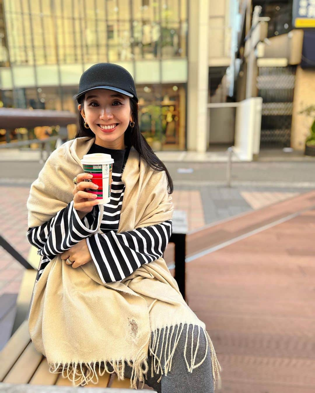 鈴木詩織さんのインスタグラム写真 - (鈴木詩織Instagram)「スタバのカップがクリスマスになってた🎄 今年もあと少しだと思うとあっという間すぎる〜🥲  この前はテラスでお茶してたのだけど、日陰は涼しいからU.S. POLO ASSN.のマフラーをしてたよん🧣  大判だからストールっぽくもできて、ベーシックカラーだからお洋服と合わせやすいっ❣️  ⁡  @the_platinum_select #PR#USPOLO#theplatinumselect #USポロ#USPOLOマフラー#shiorin_styling」11月12日 19時55分 - shiorin0802suzuki