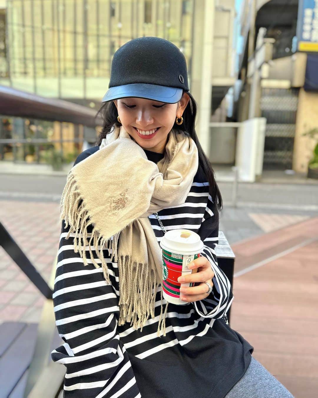 鈴木詩織のインスタグラム：「スタバのカップがクリスマスになってた🎄 今年もあと少しだと思うとあっという間すぎる〜🥲  この前はテラスでお茶してたのだけど、日陰は涼しいからU.S. POLO ASSN.のマフラーをしてたよん🧣  大判だからストールっぽくもできて、ベーシックカラーだからお洋服と合わせやすいっ❣️  ⁡  @the_platinum_select #PR#USPOLO#theplatinumselect #USポロ#USPOLOマフラー#shiorin_styling」