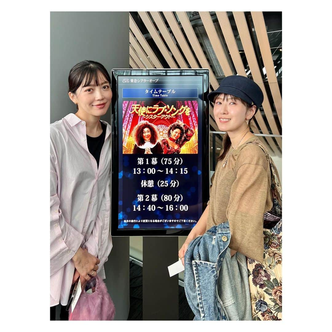 megumi matsuoのインスタグラム：「… 私の大好きな洋画 「天使にラブソングを」のミュージカル  @marina._.takahashi と行ってきたよ♡  映画とは少し設定や内容が変わってて 全てオリジナル曲だった 泣いて笑って 最後会場中の人たちが サイリウムを振って プチライブっぽくなって 最高に楽しかった件♡♡♡  #ママ#ママライフ#3児ママ#アラフィフ#40代コーデ#低身長#ミュージカル#天使にラブソングを」