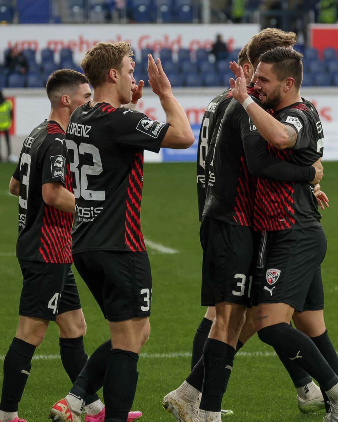 FCインゴルシュタット04のインスタグラム：「Auswärtssieg im Rücken, gutes Gefühl 😁⚫️🔴 . . #Schanzer #Schanzerfürimmer #Ingolstadt #FCI #FCIngolstadt #soccer #fussball #football #futbol #Liga3 #3Liga #fu3ball #away #auswärts #awaymatch #auswärtsspiel #msvduisburg #msv #duisburg #msvfci #auswärtssieg #auswärts #bilder #impressionen」