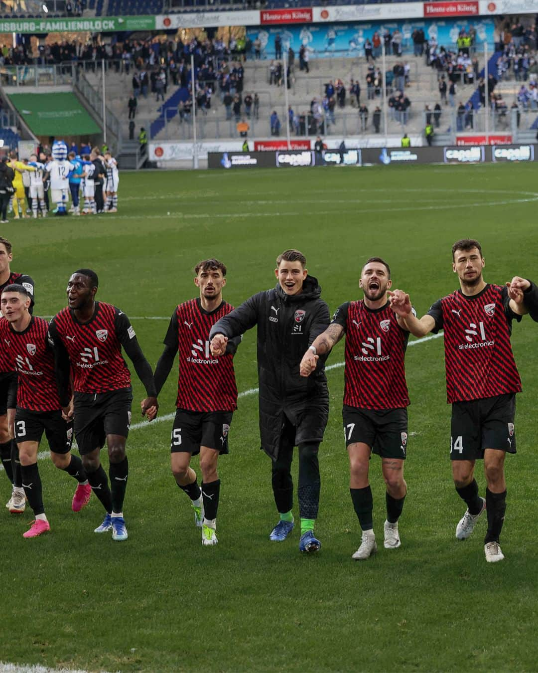 FCインゴルシュタット04さんのインスタグラム写真 - (FCインゴルシュタット04Instagram)「Auswärtssieg im Rücken, gutes Gefühl 😁⚫️🔴 . . #Schanzer #Schanzerfürimmer #Ingolstadt #FCI #FCIngolstadt #soccer #fussball #football #futbol #Liga3 #3Liga #fu3ball #away #auswärts #awaymatch #auswärtsspiel #msvduisburg #msv #duisburg #msvfci #auswärtssieg #auswärts #bilder #impressionen」11月12日 20時05分 - dieschanzer