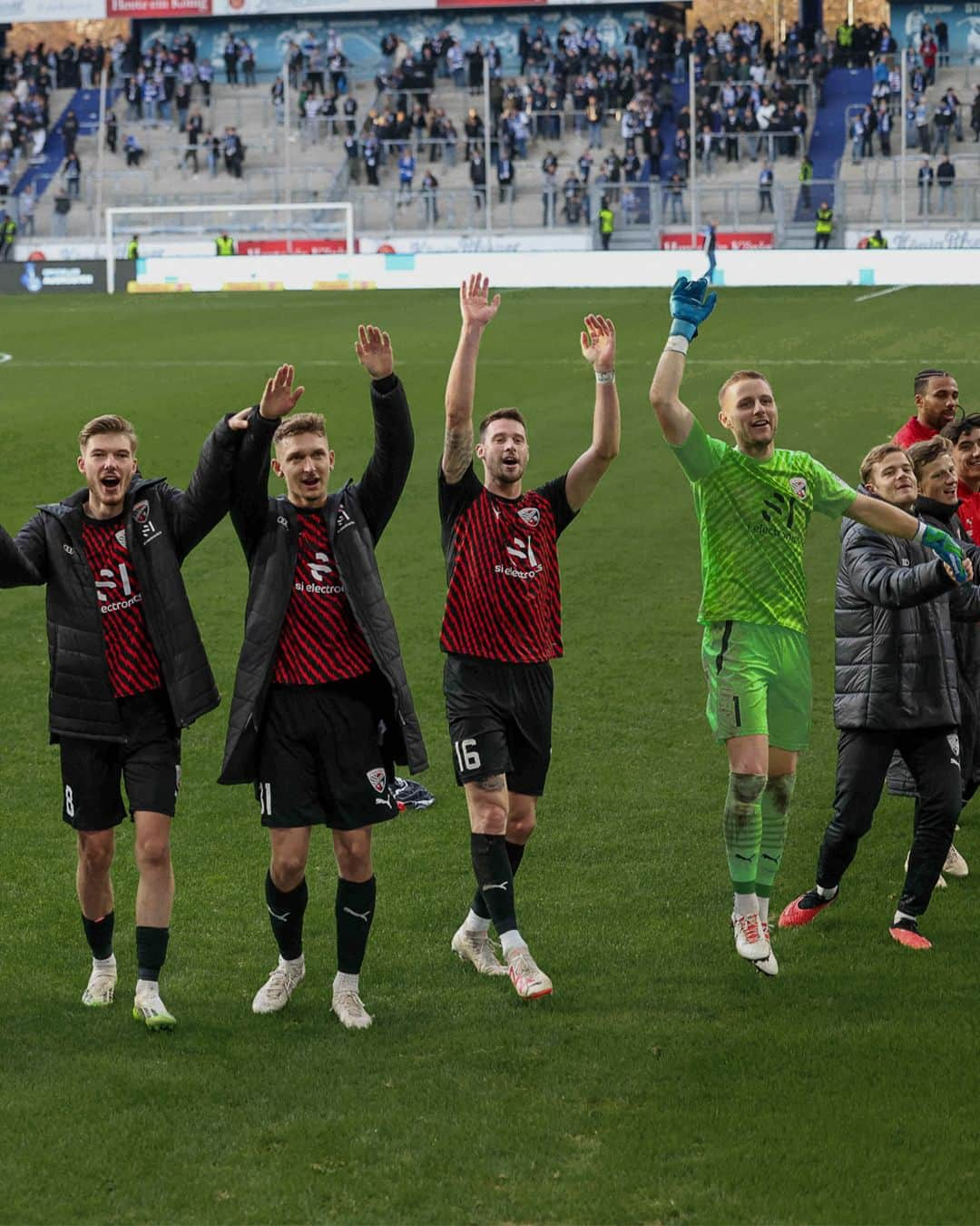 FCインゴルシュタット04さんのインスタグラム写真 - (FCインゴルシュタット04Instagram)「Auswärtssieg im Rücken, gutes Gefühl 😁⚫️🔴 . . #Schanzer #Schanzerfürimmer #Ingolstadt #FCI #FCIngolstadt #soccer #fussball #football #futbol #Liga3 #3Liga #fu3ball #away #auswärts #awaymatch #auswärtsspiel #msvduisburg #msv #duisburg #msvfci #auswärtssieg #auswärts #bilder #impressionen」11月12日 20時05分 - dieschanzer